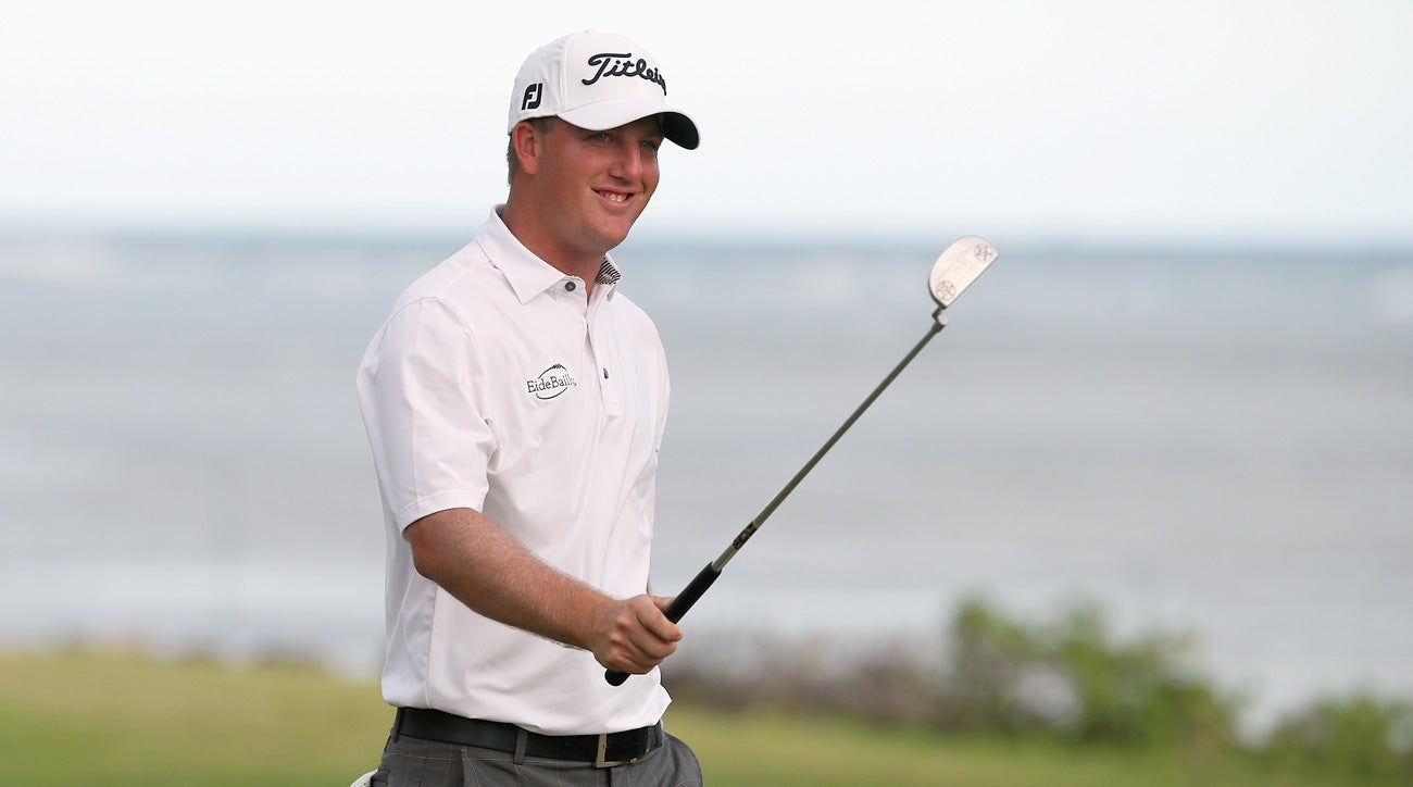 Tom Hoge takes one-shot lead into final round at Waialae