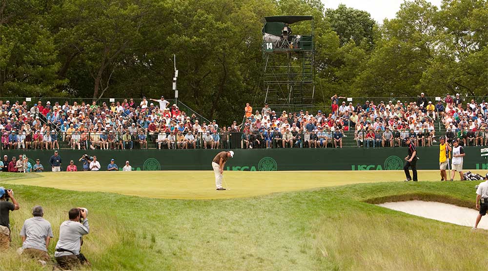 Phil Mickleson putts during the 2009 U.S. Open.
