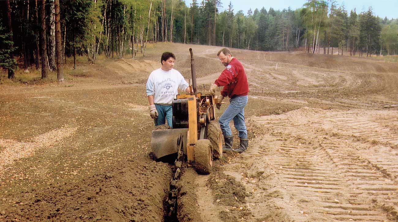 Early in the construction phase, workers prep for proper drainage on the course&rsquo;s fourth green. The crew, made up of 22 nationalities, arrived in Moscow from as far away as Ecuador. Eventually, Russian nationals were trained to maintain the course themselves (with a little extra help from the Finns).

