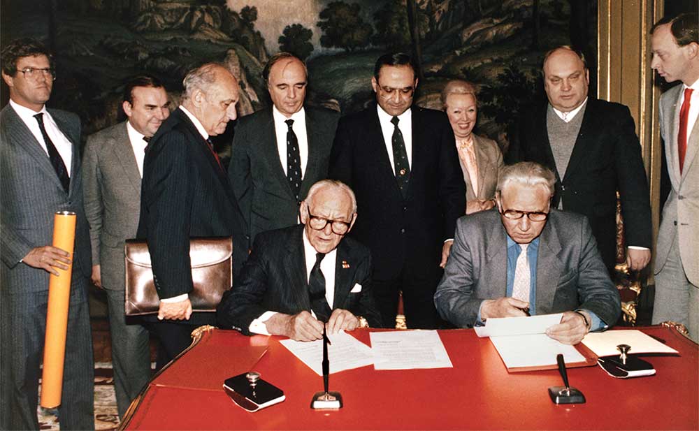 Dr. Hammer and Sergeyev sign contracts to get the project under way.