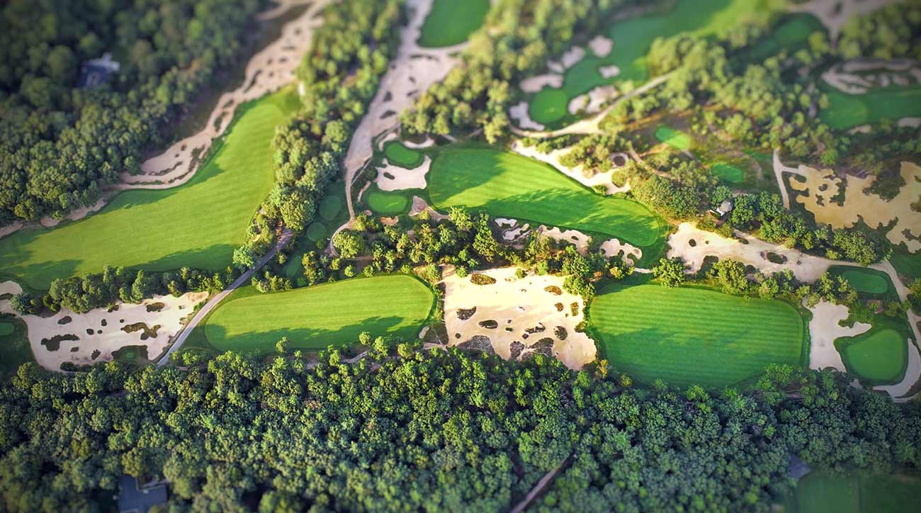 The trap at bottom, on the par-5 7th, is Pine Valleys' notorious Hell&rsquo;s Half Acre. The par-4 8th that runs beside it has two greens.