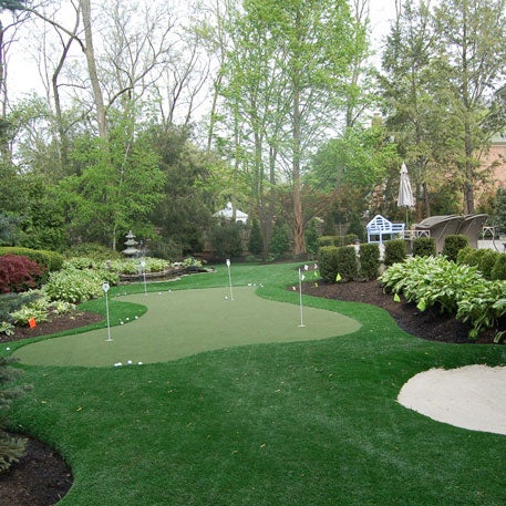 Synthetic putting green
