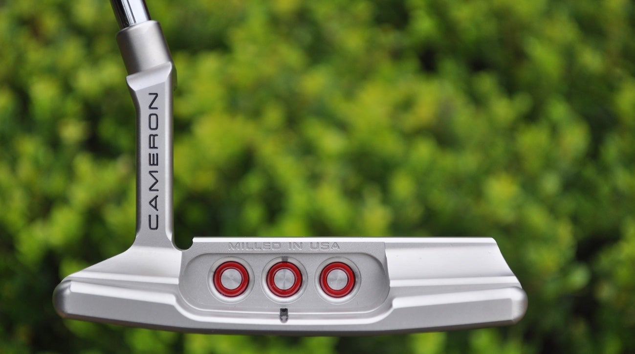 Scotty Cameron added "cherry rings" to the cavity of the Special Select.