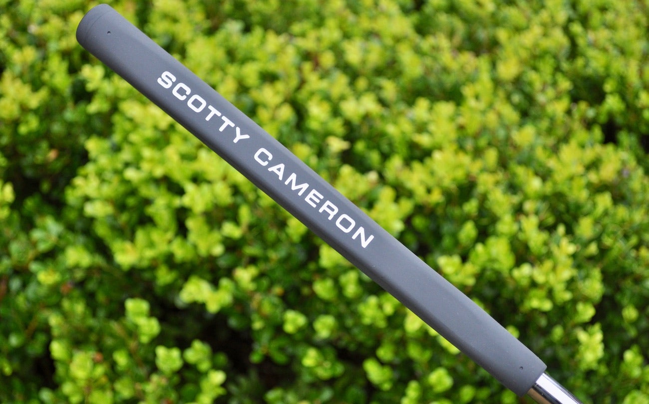 Scotty Cameron's Pistolini Plus grip
in cement gray.