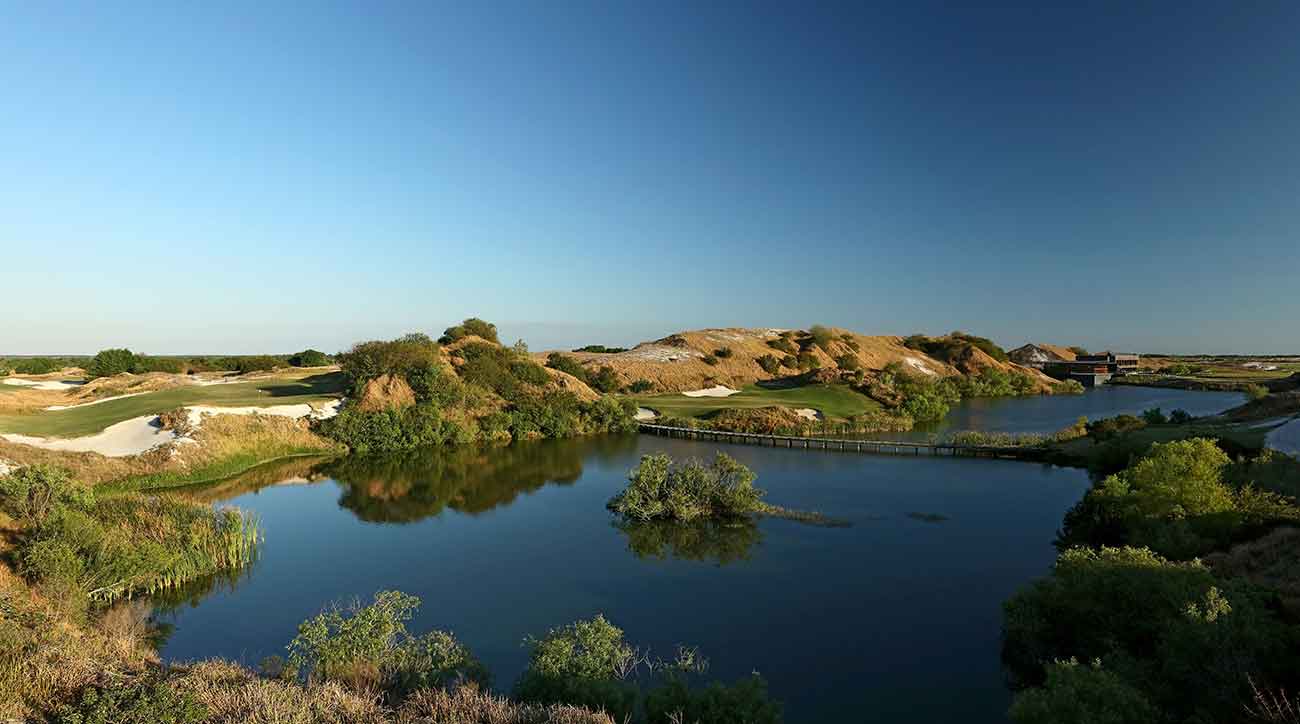 The par-3 16th hole at Streamsong Red is a modern example of a Biarritz design.