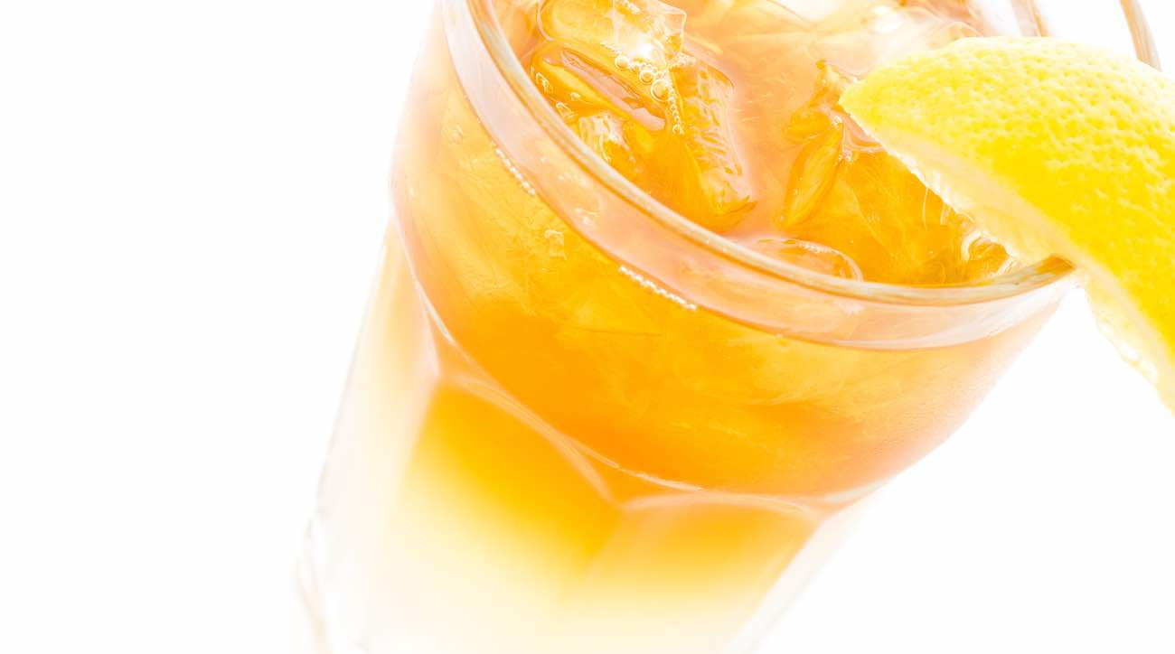 Arnold Palmer cold drink with lemon wedge.