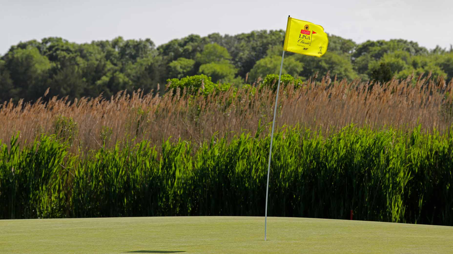 Rules Guy: Can you lean a club against the flagstick while putting?