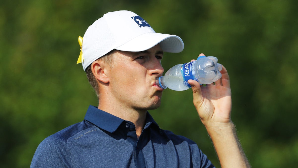 This is how much water you should be drinking on the golf course