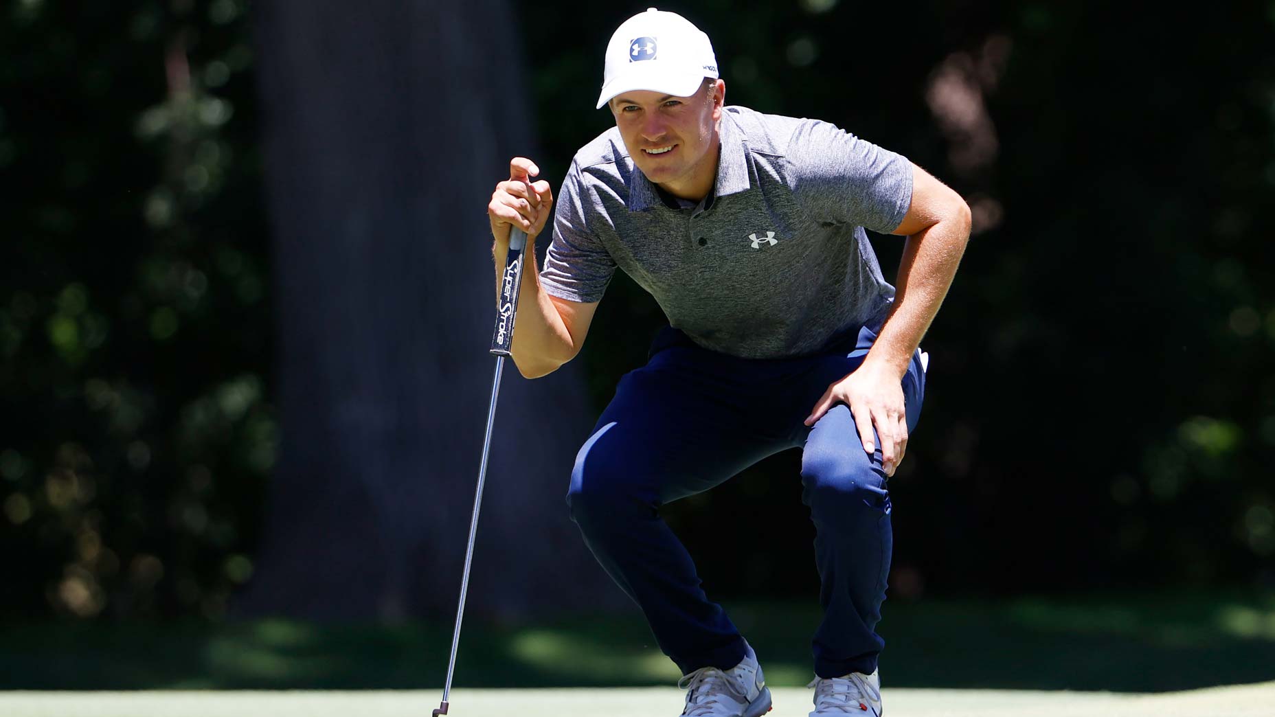 jordan spieth crouches to read putt