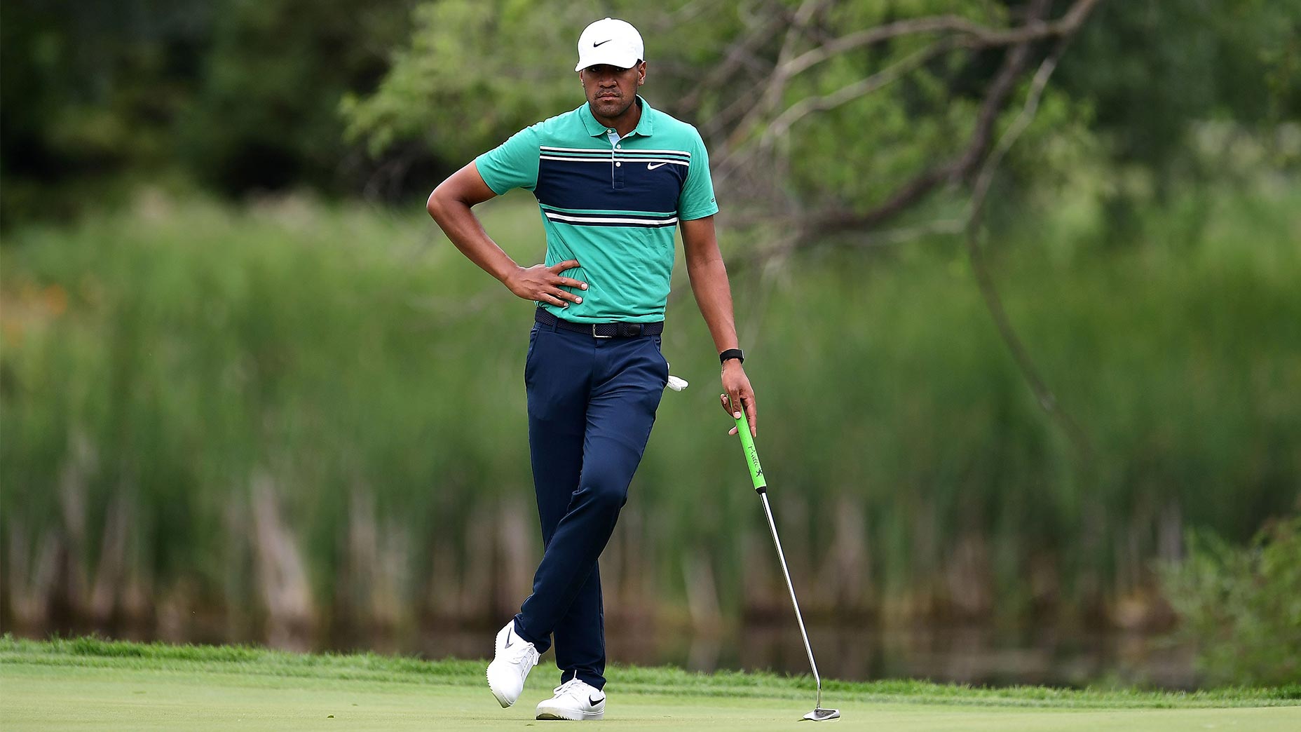 tony finau holds putter