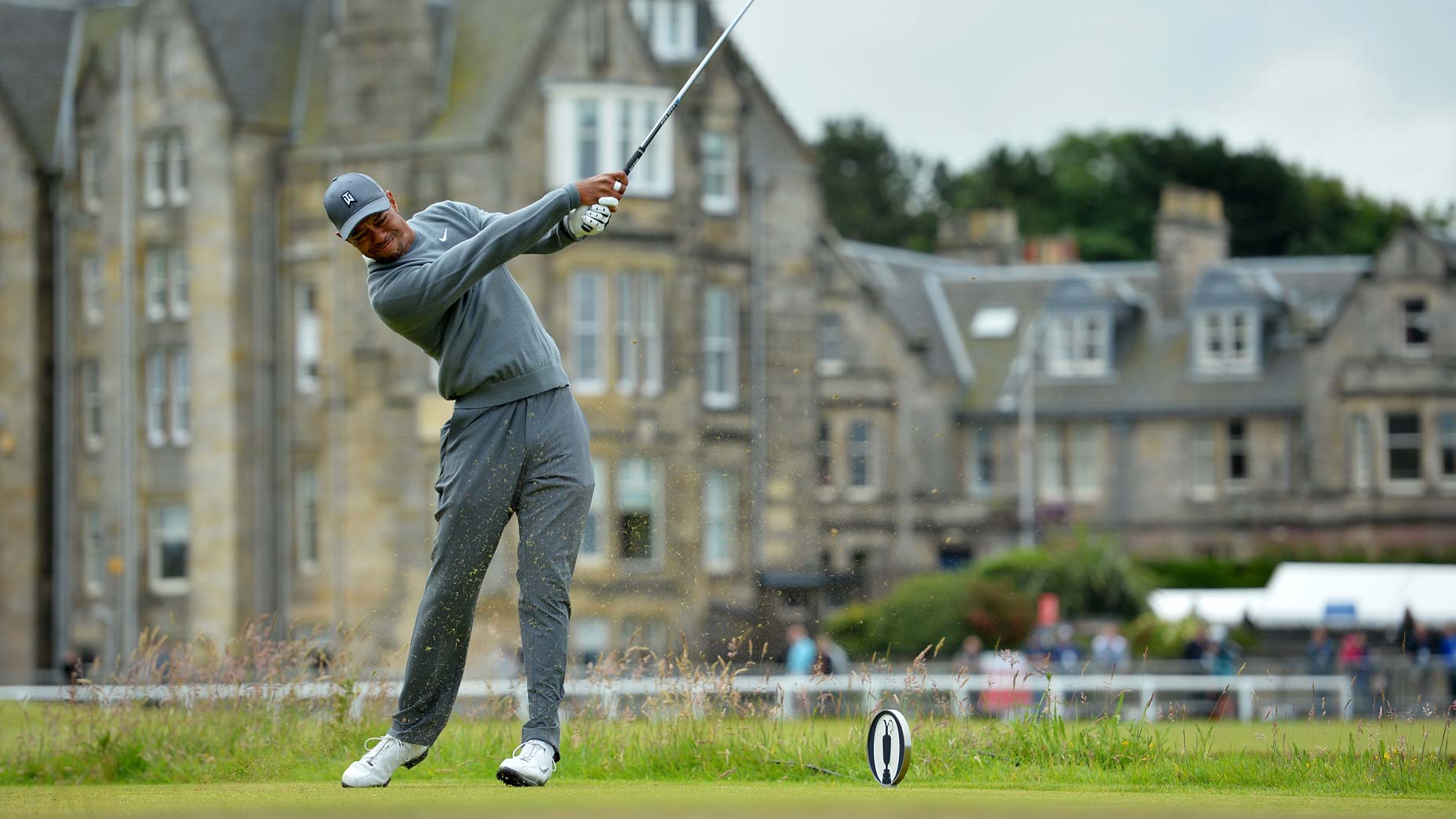 tiger woods hits stinger