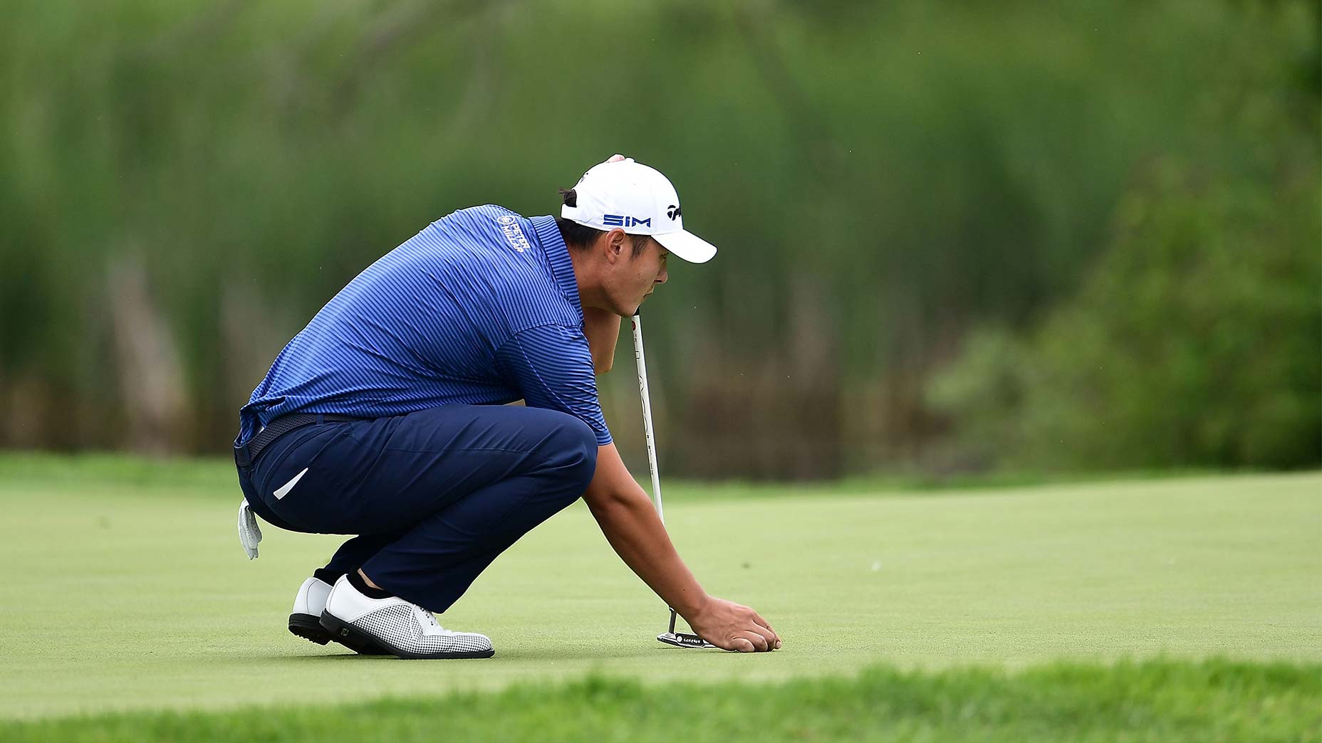 danny lee lines up putt