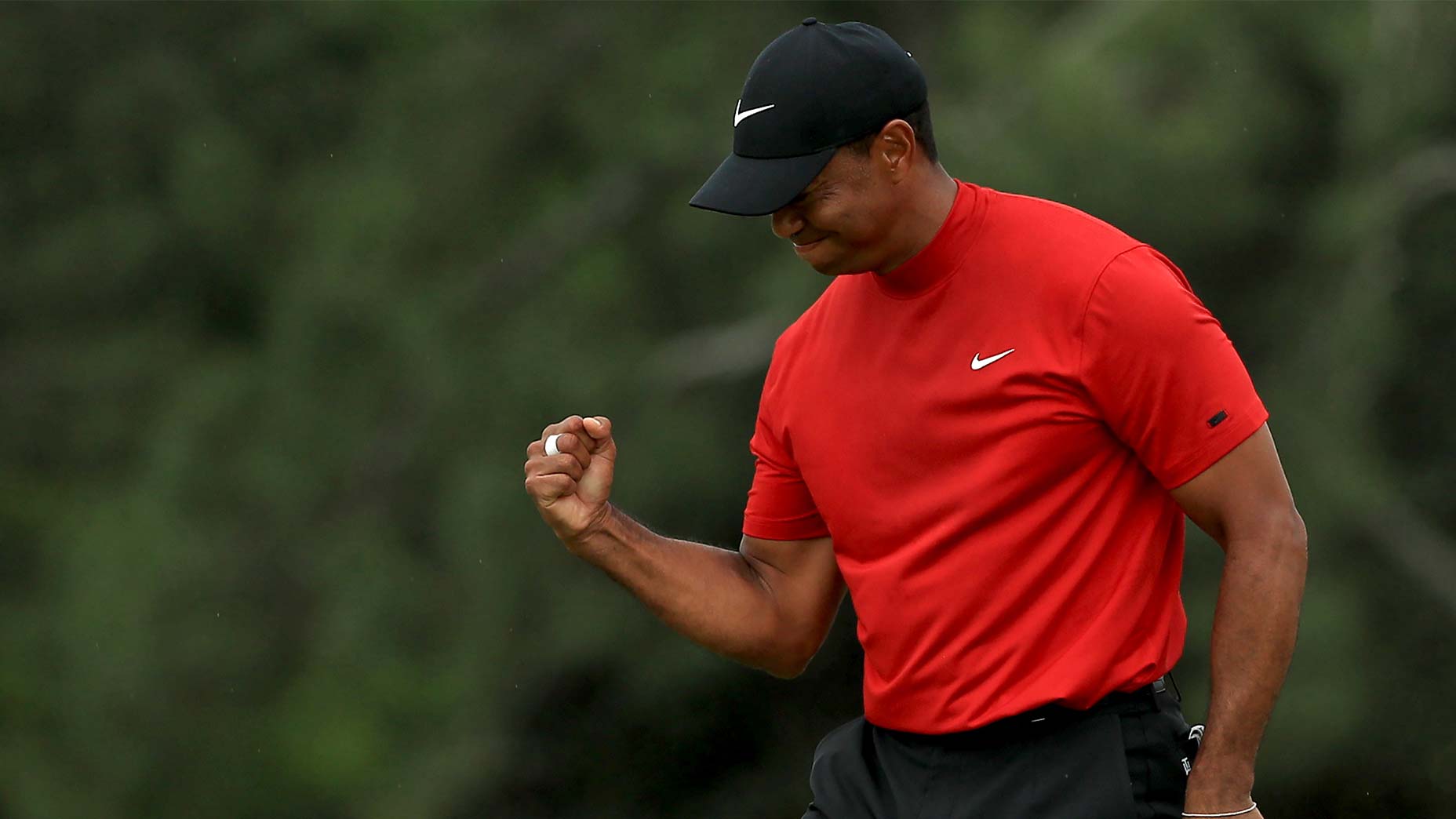 tiger woods pumps fist masters