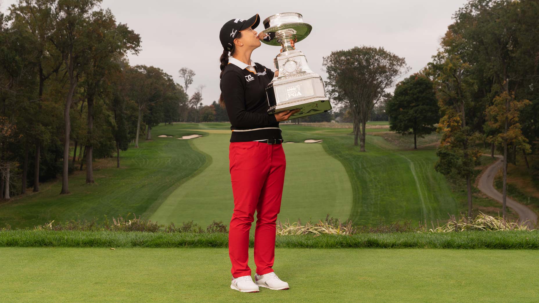 sei young kim kisses trophy