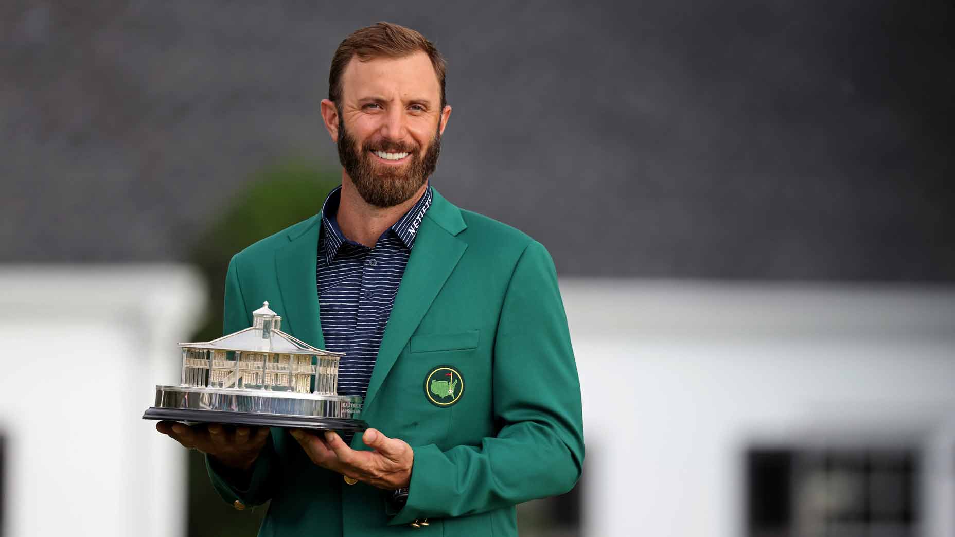 Dustn johnson holds Masters trophy