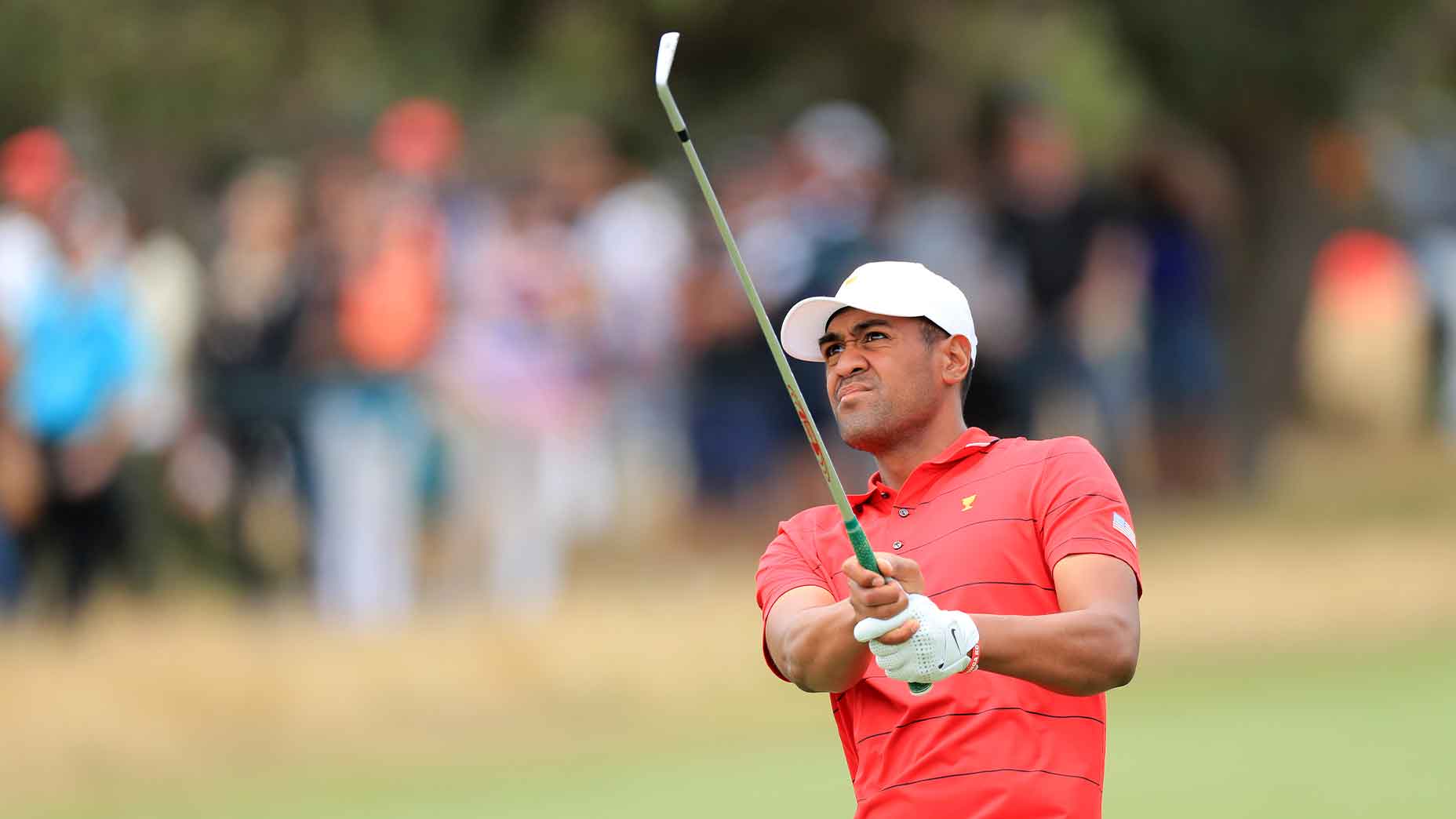 tony finau swings iron presidents cup