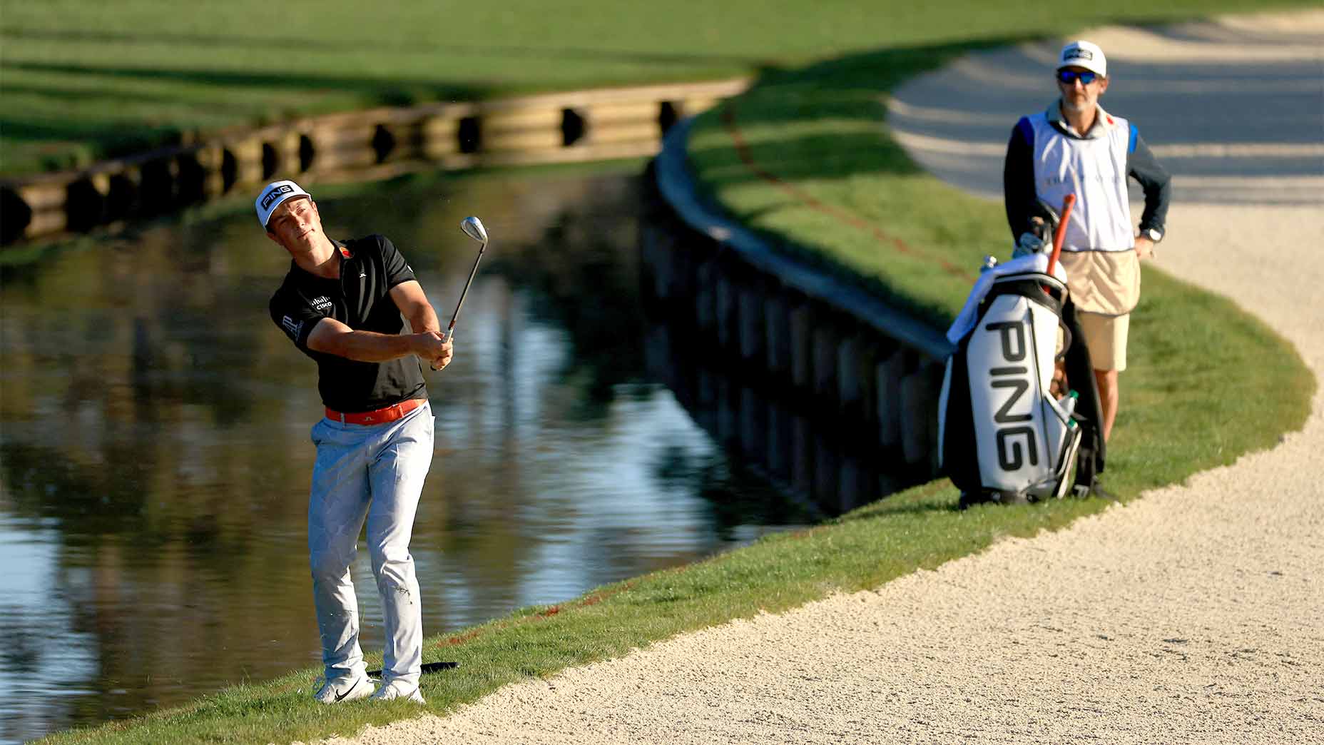 Viktor Hovland chips on the green at the Players.