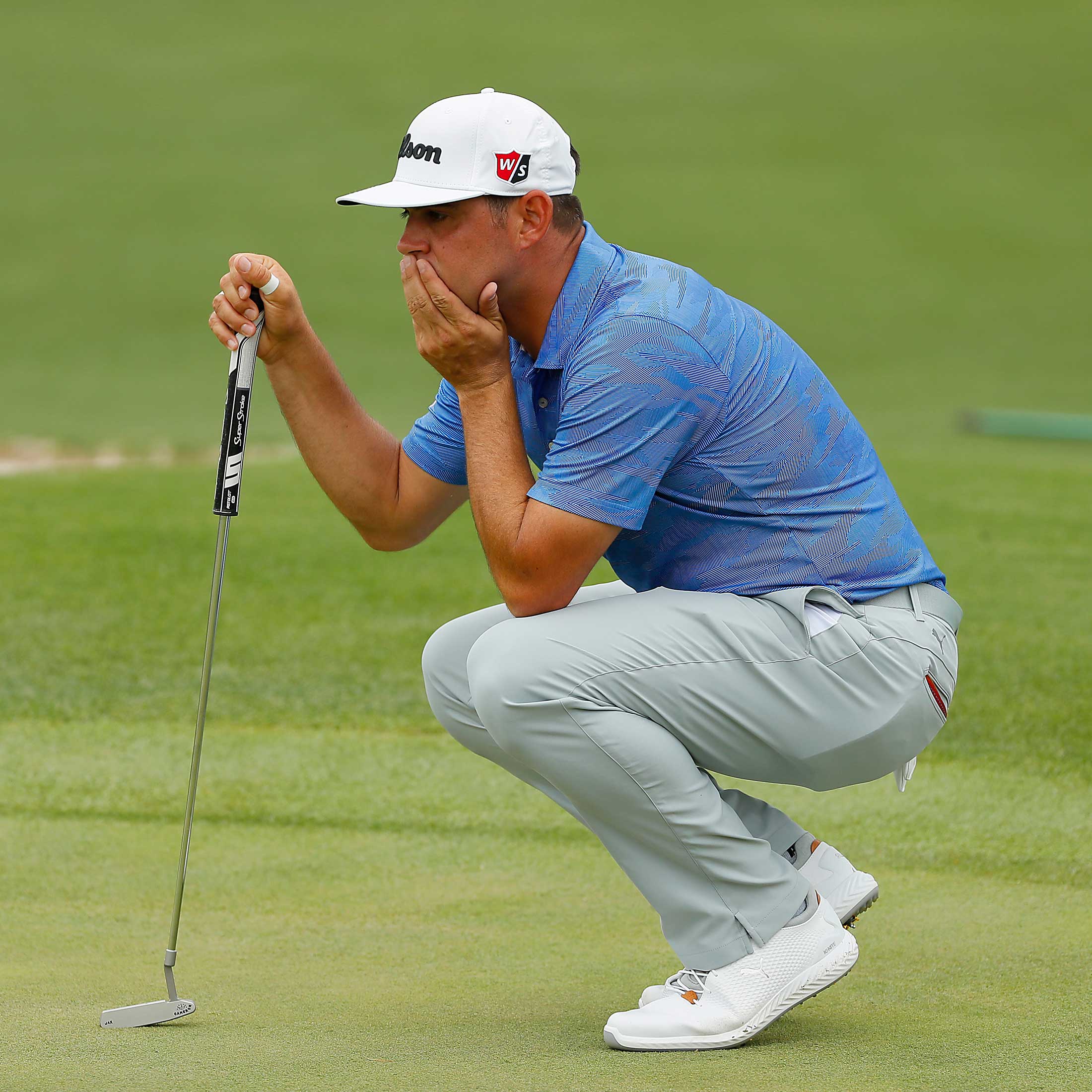 gary woodland reads a putt