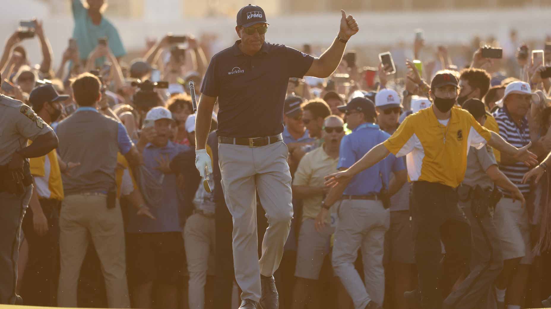 phil mickelson gives thumbs up