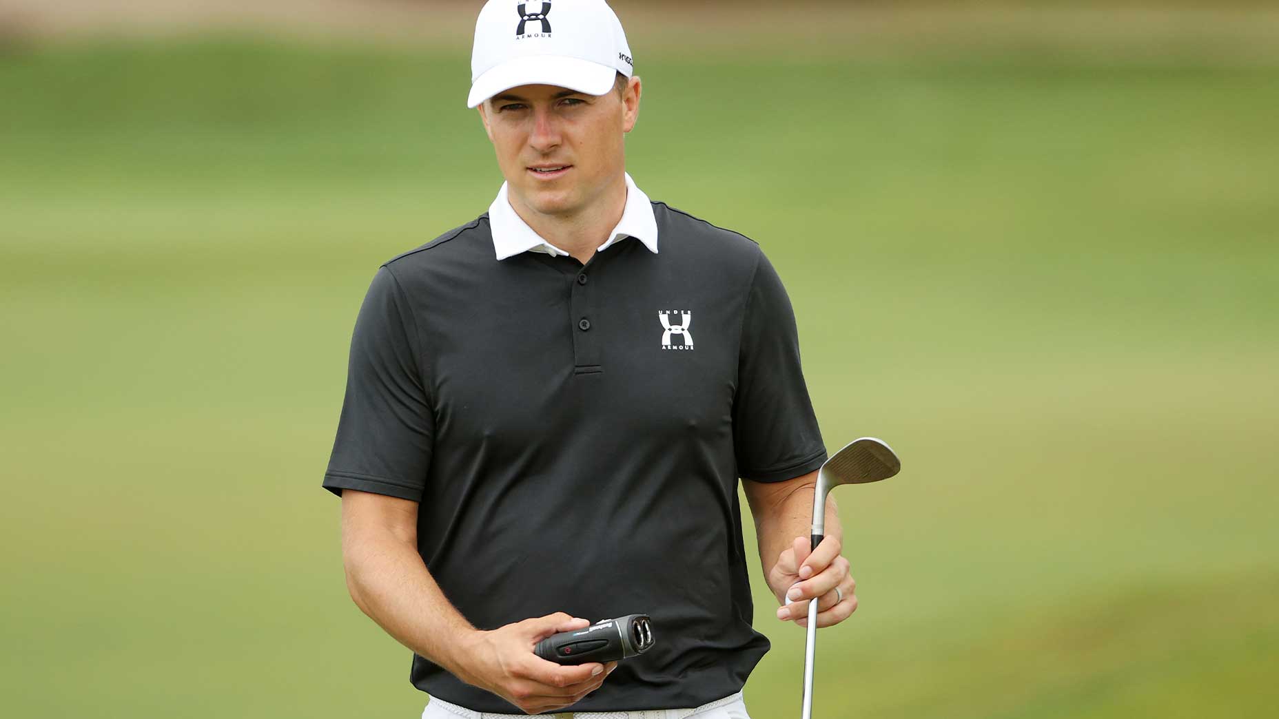 jordan spieth holds rangefinder