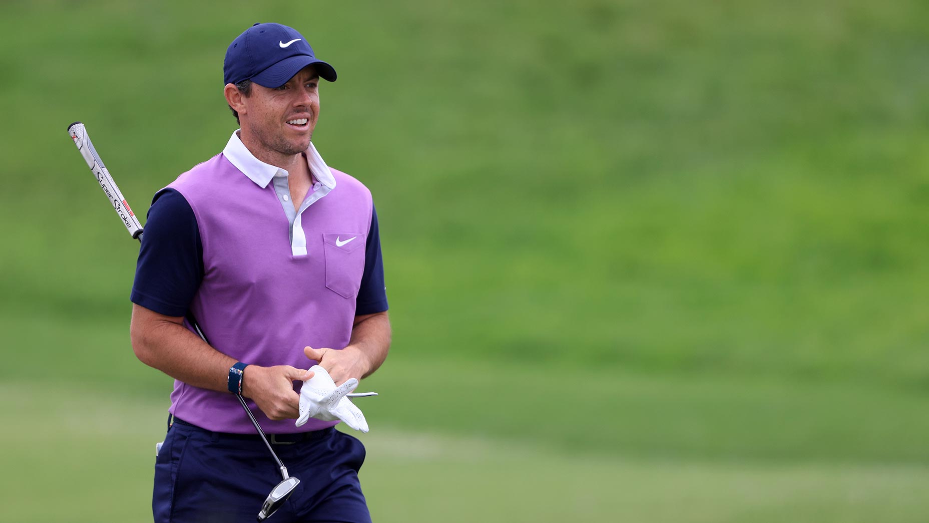 rory mcilroy holds putter