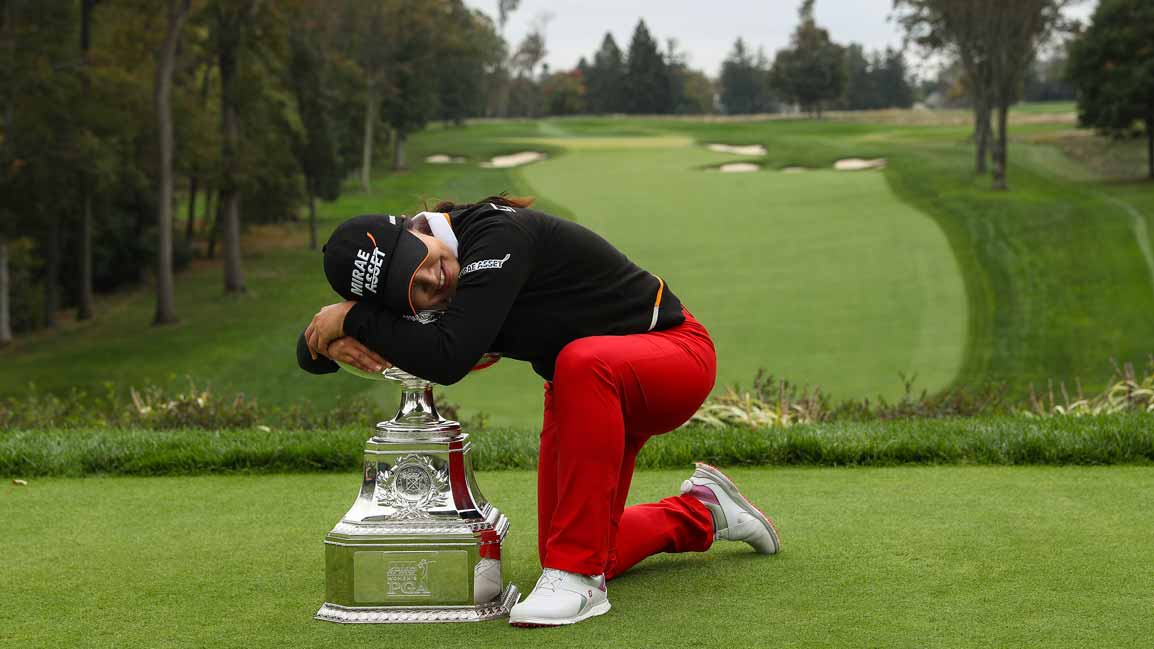 sei young kim hugs trophy