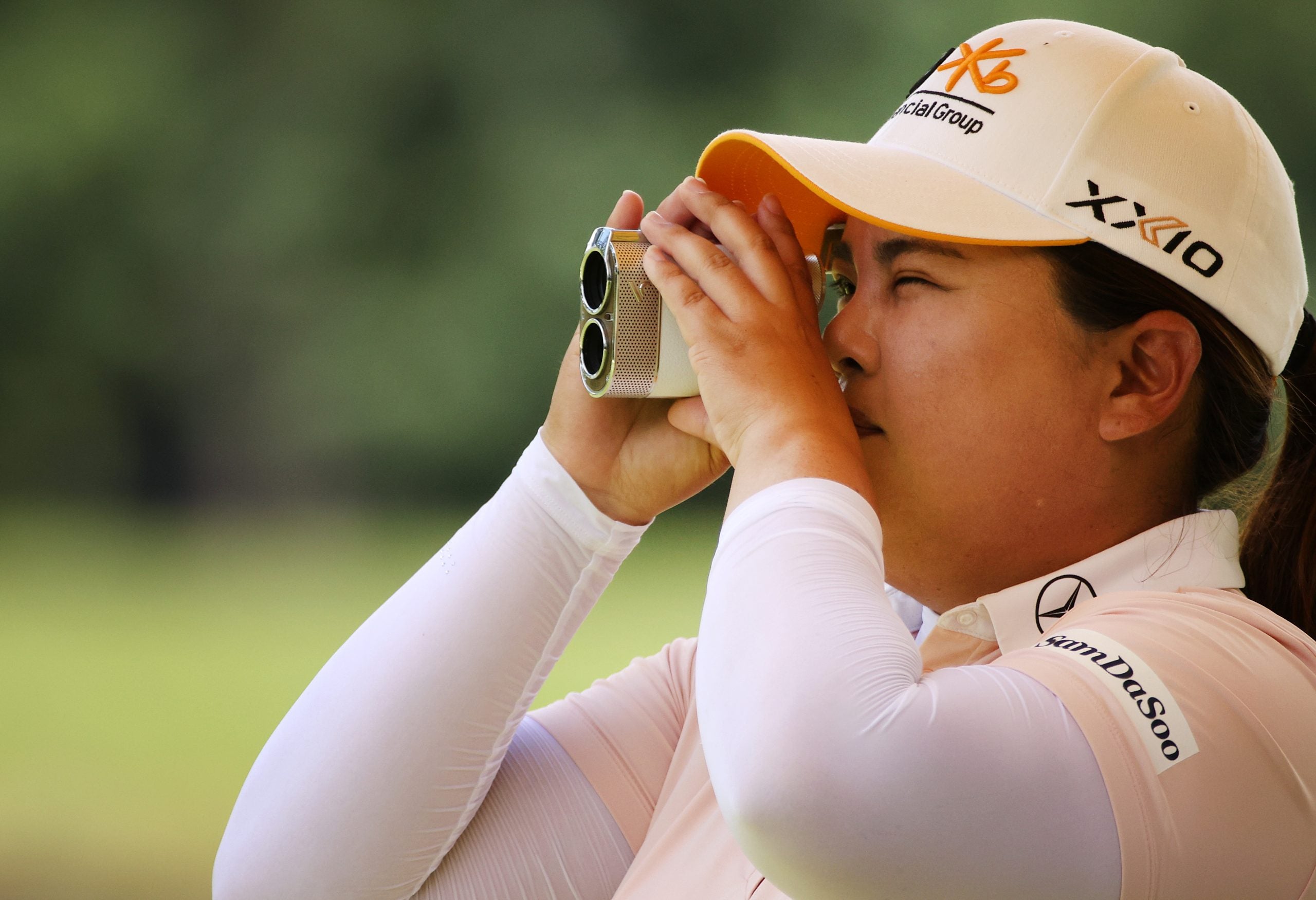woman uses rangefinder