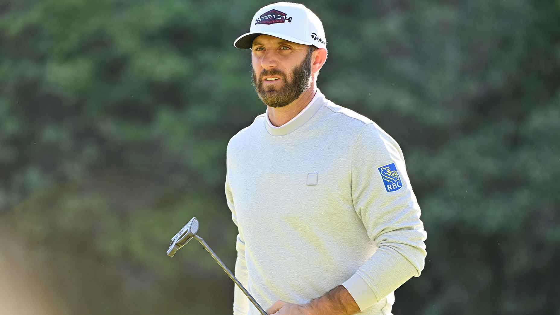 dustin johnson holds putter