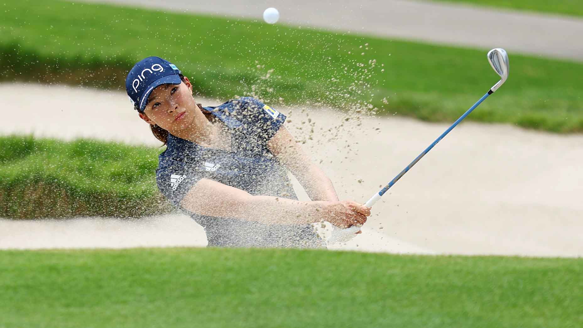 hinako shibuno hits bunker shot