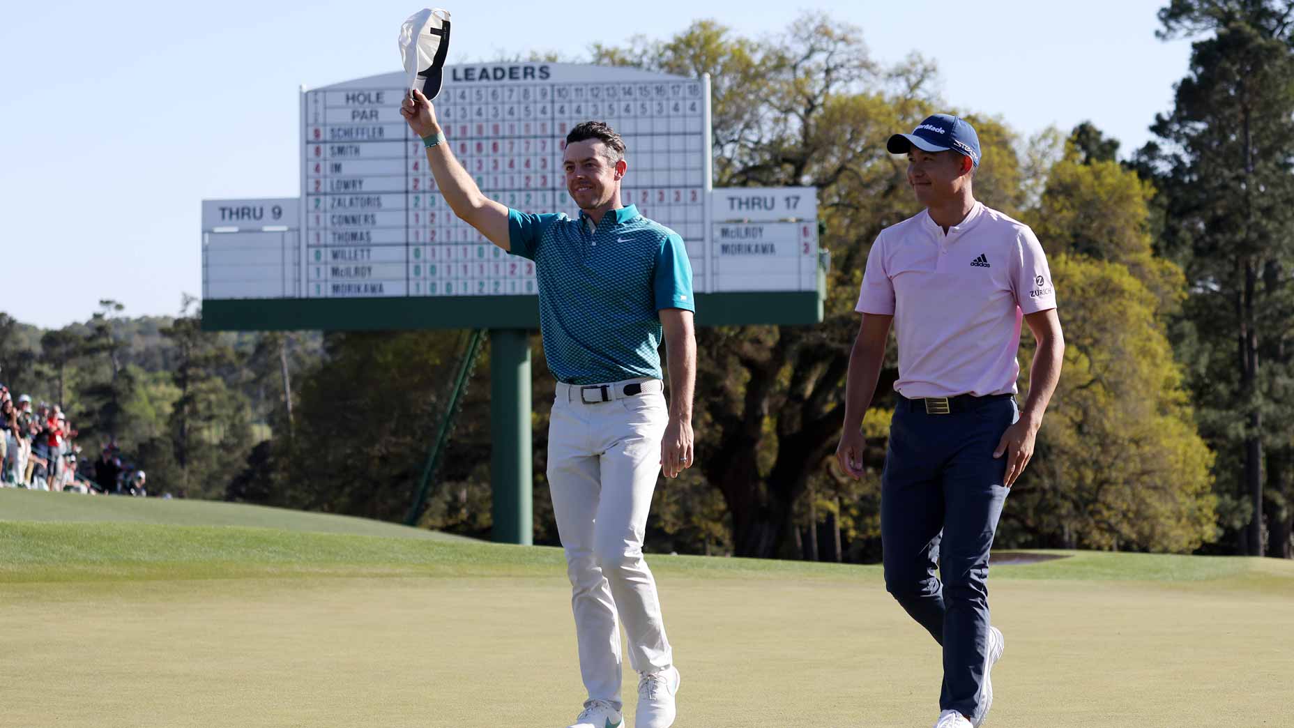 rory mcilroy waves to crowd