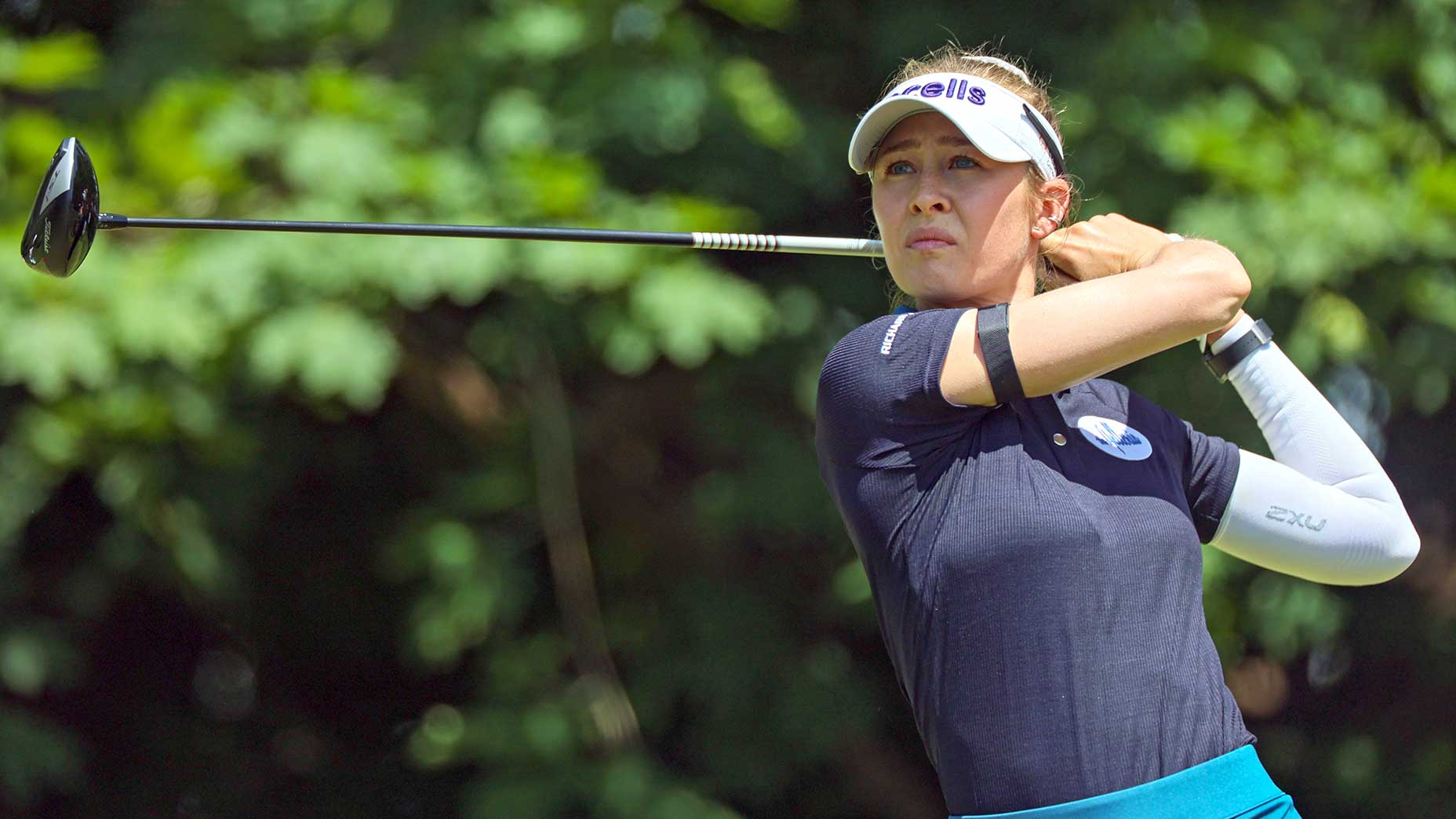 nelly korda watches a shot.