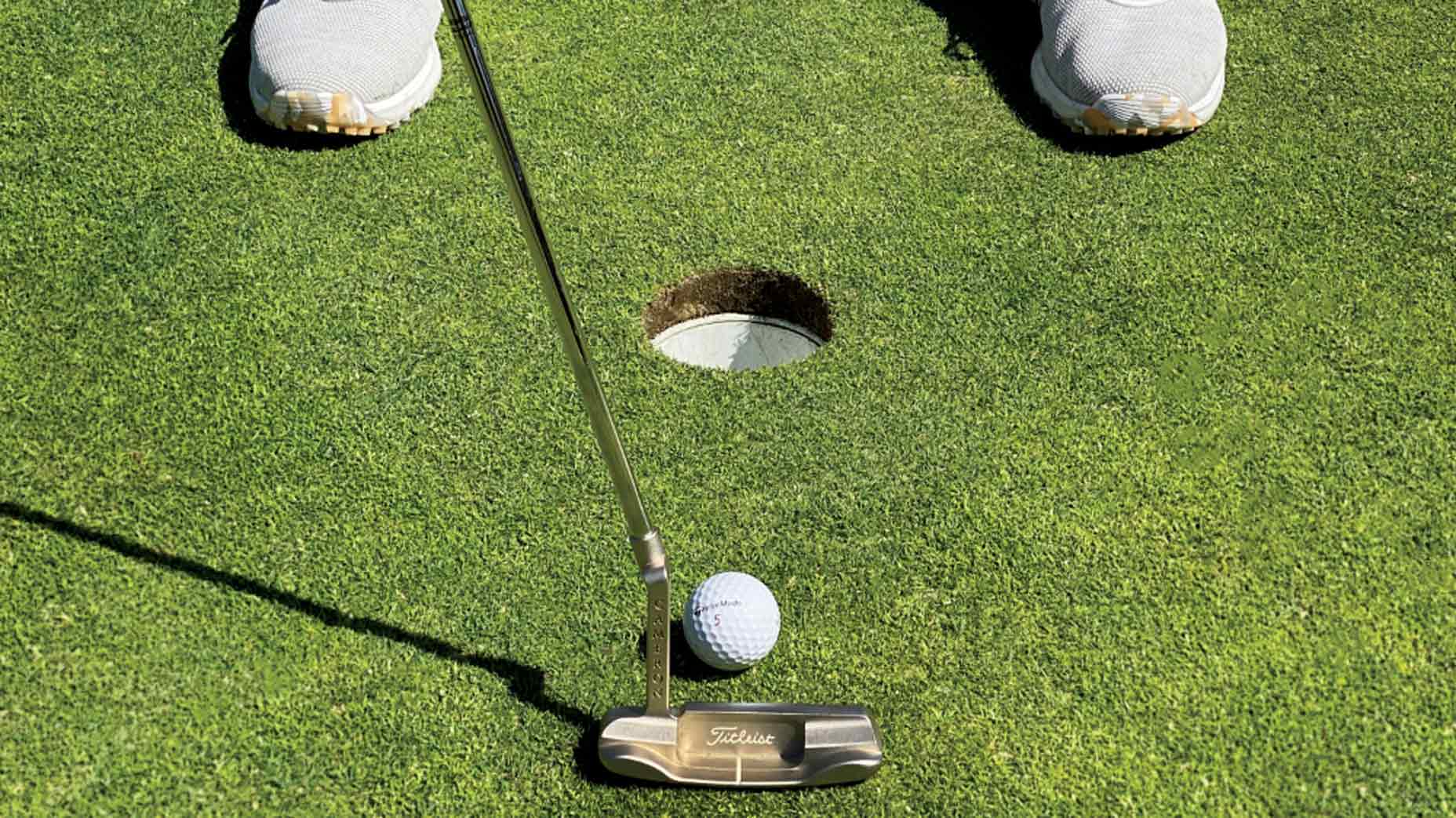 player straddling putt