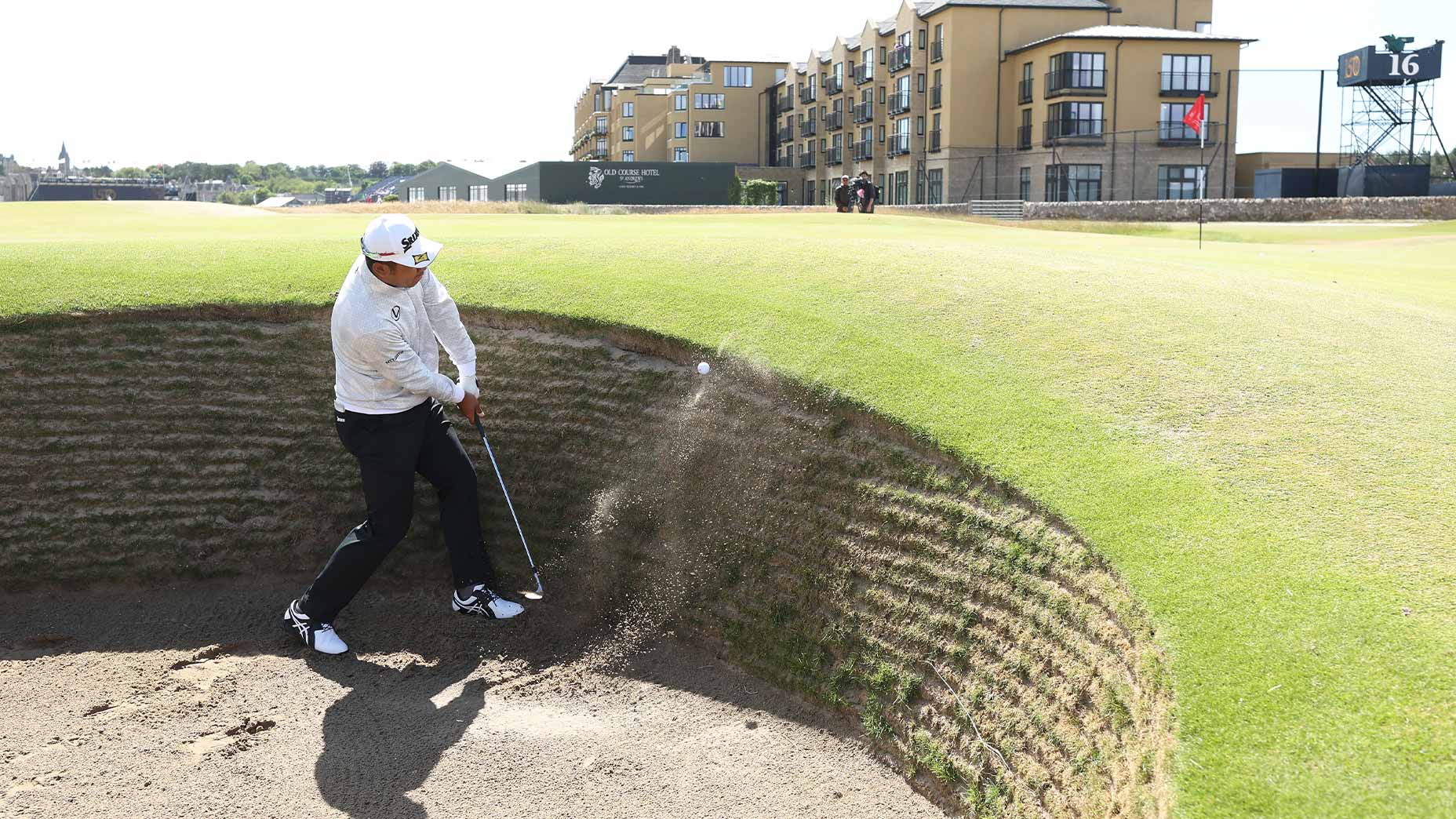 hideki matsuyama hits bunker shot