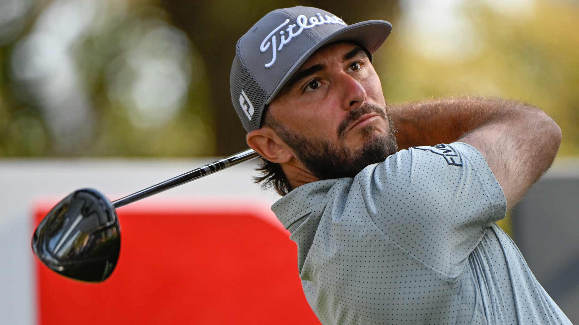 Max Homa crouches to read putt at 2022 Fortinet Championship