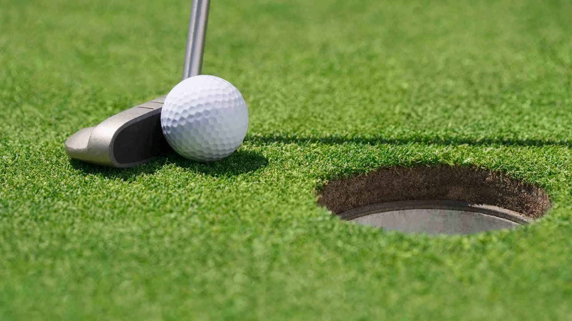 golfer lines up short putt