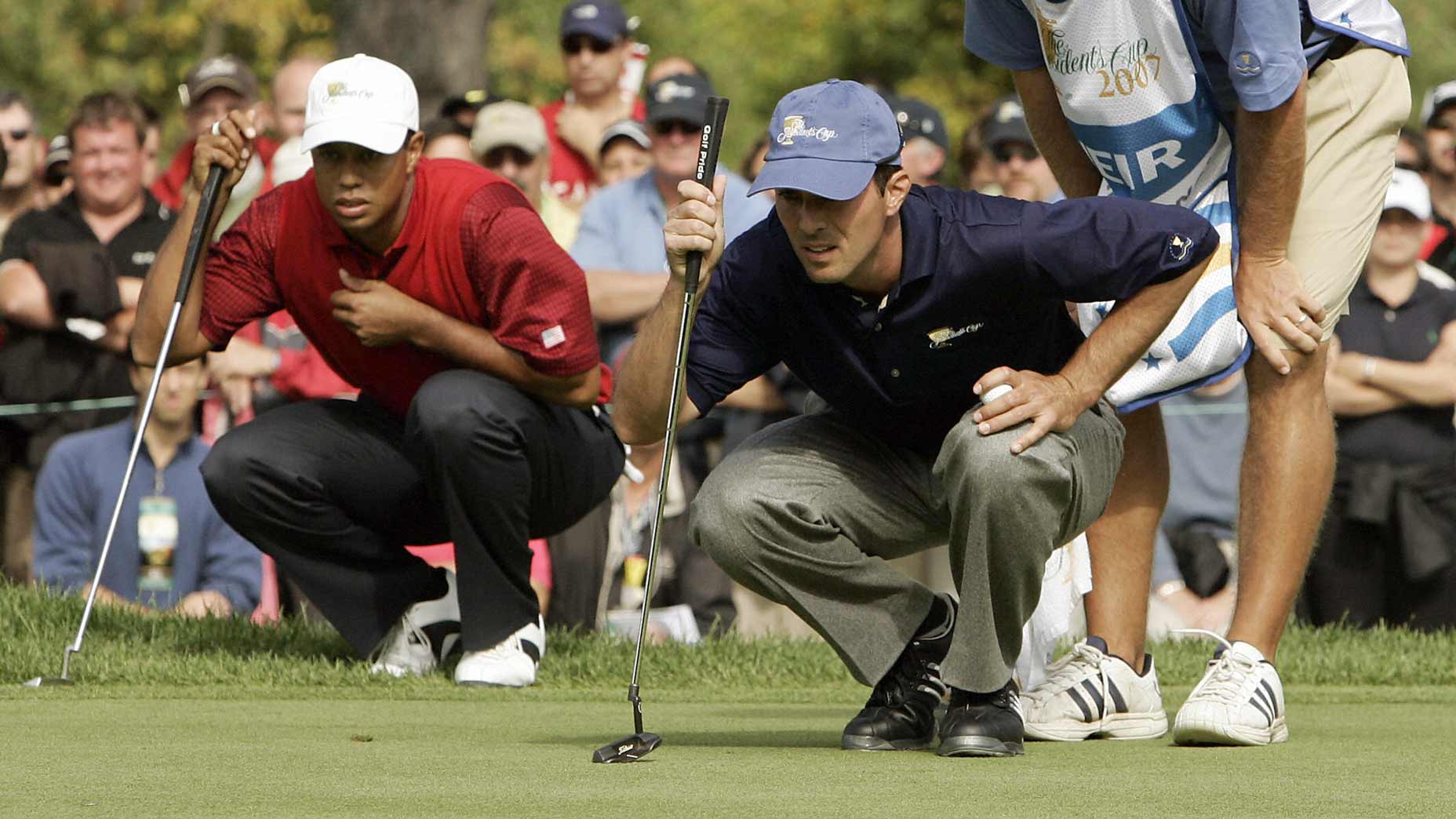 Mike Weir and Tiger Woods line up putts at 2007 Presidents Cup