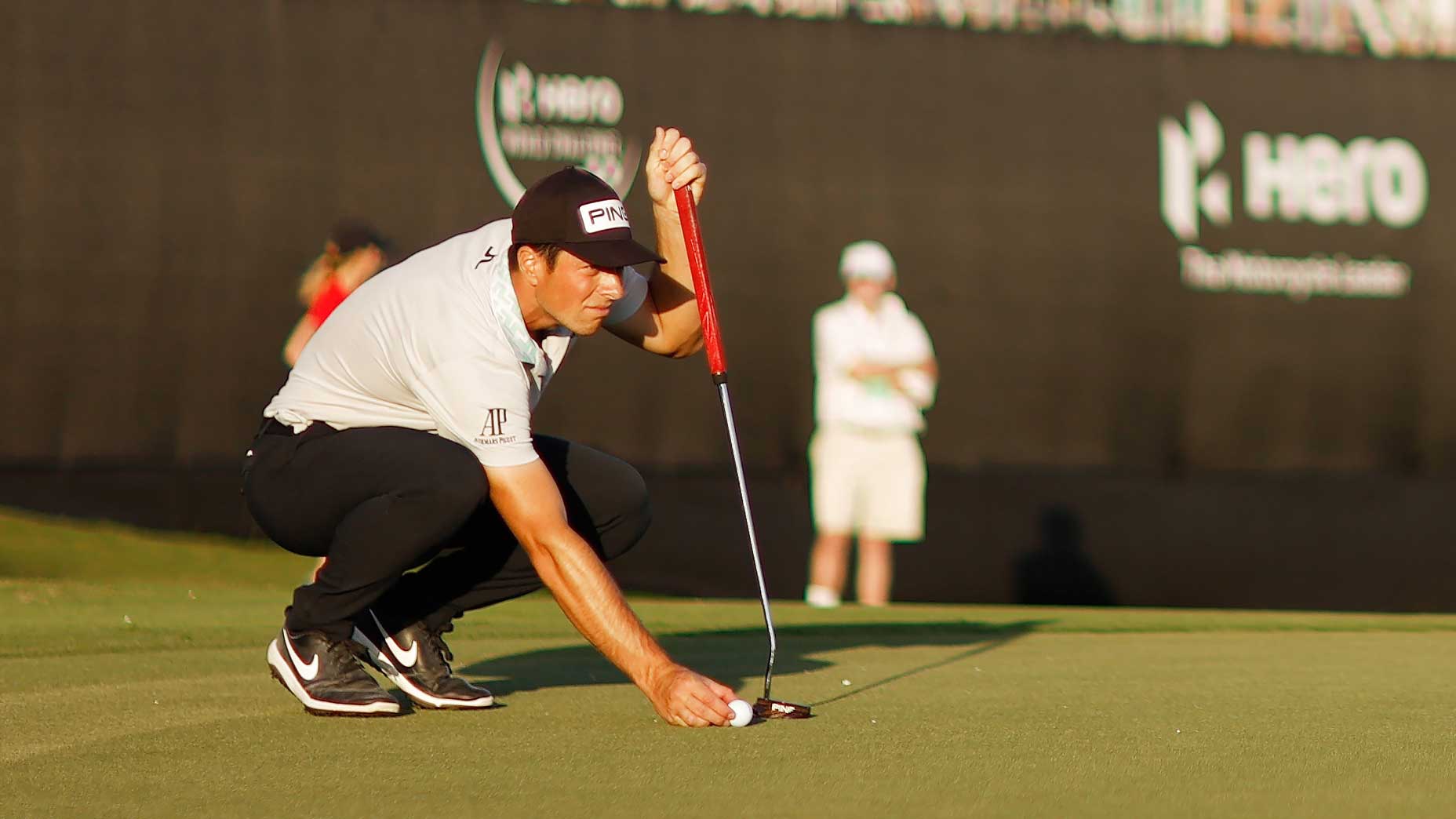 viktor hovland lines up putt
