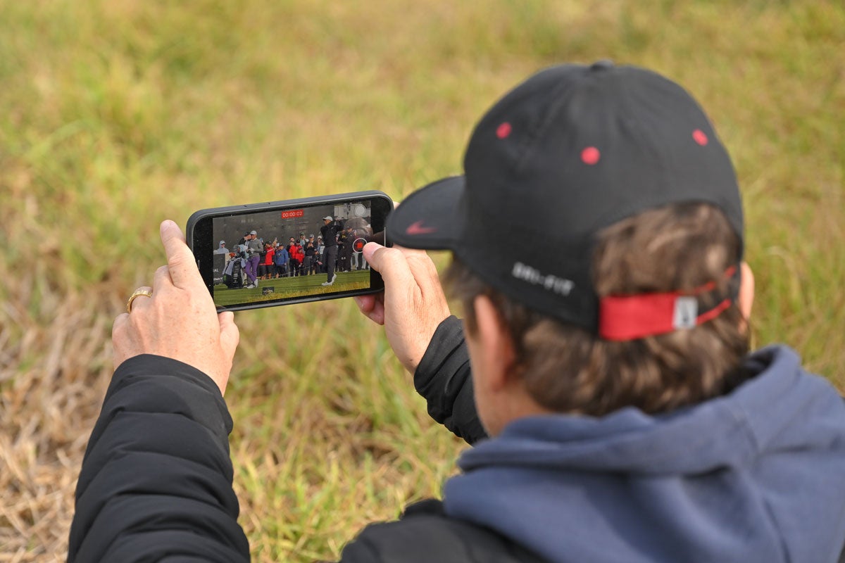 Rob Lowe watching Tiger at Riviera