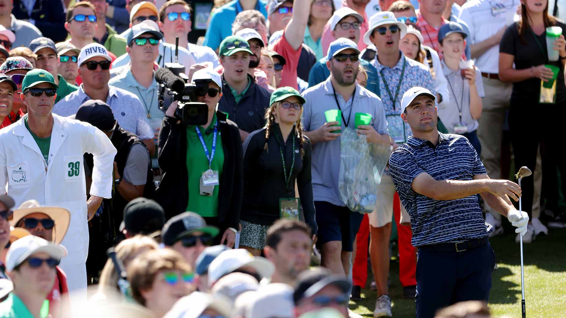 fans watch scottie scheffler at the masters