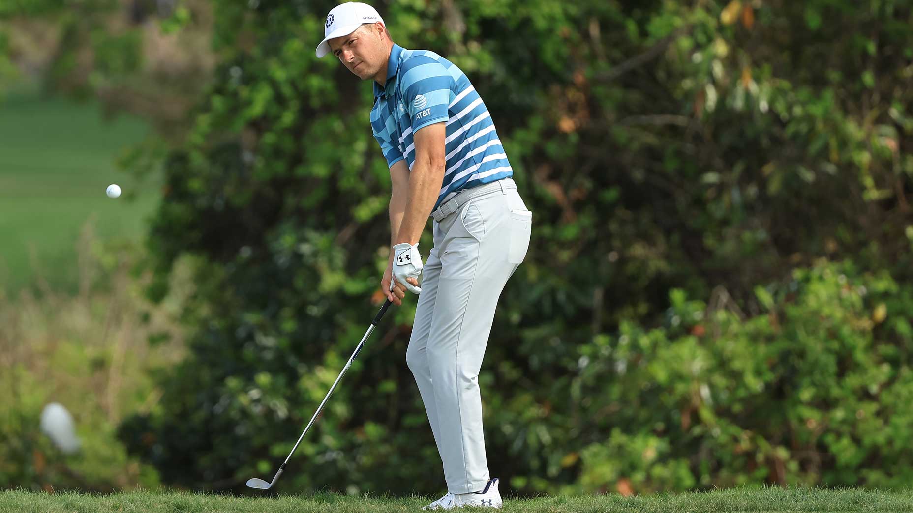 jordan spieth hits chip
