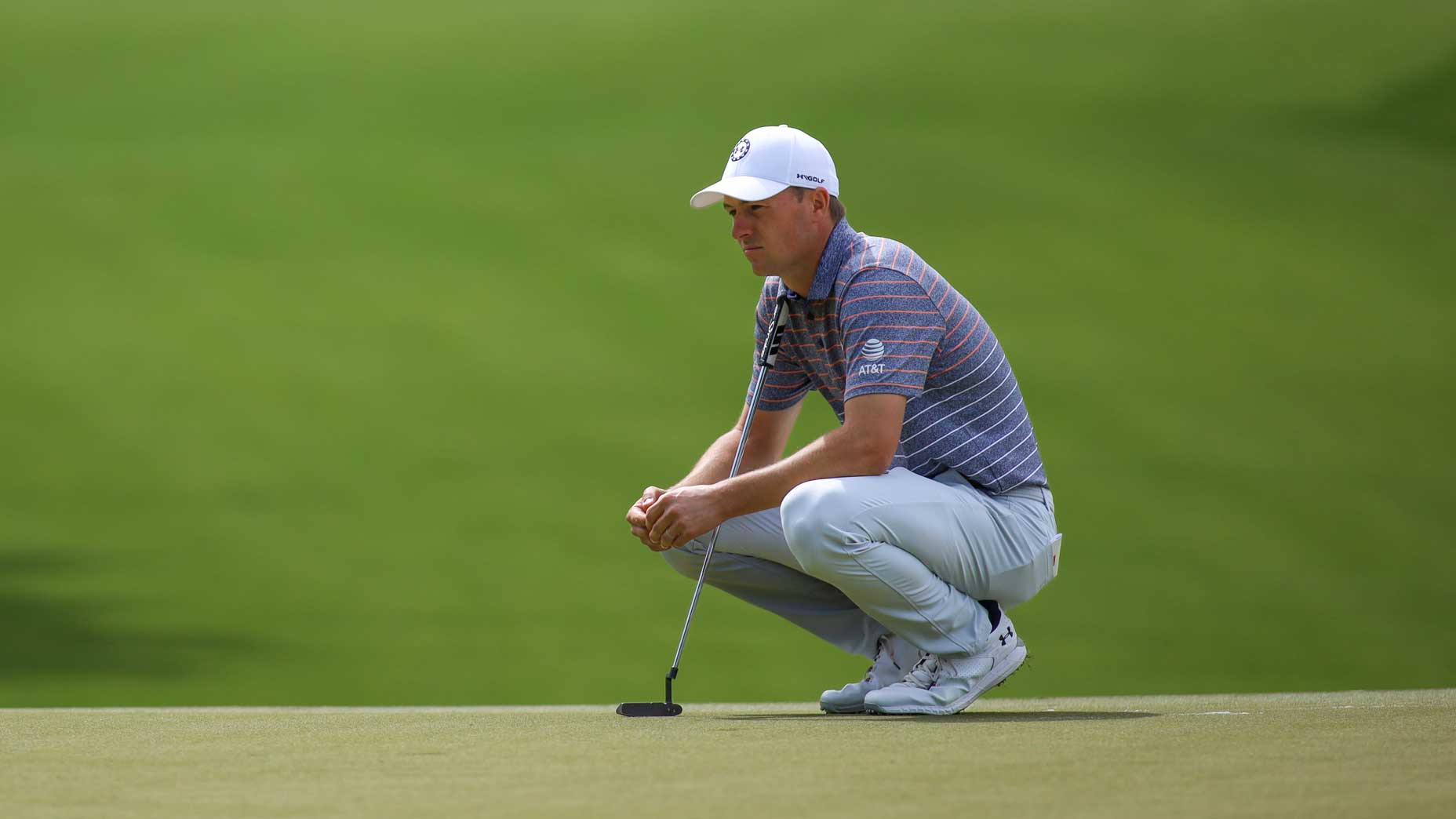 jordan spieth crouches on green