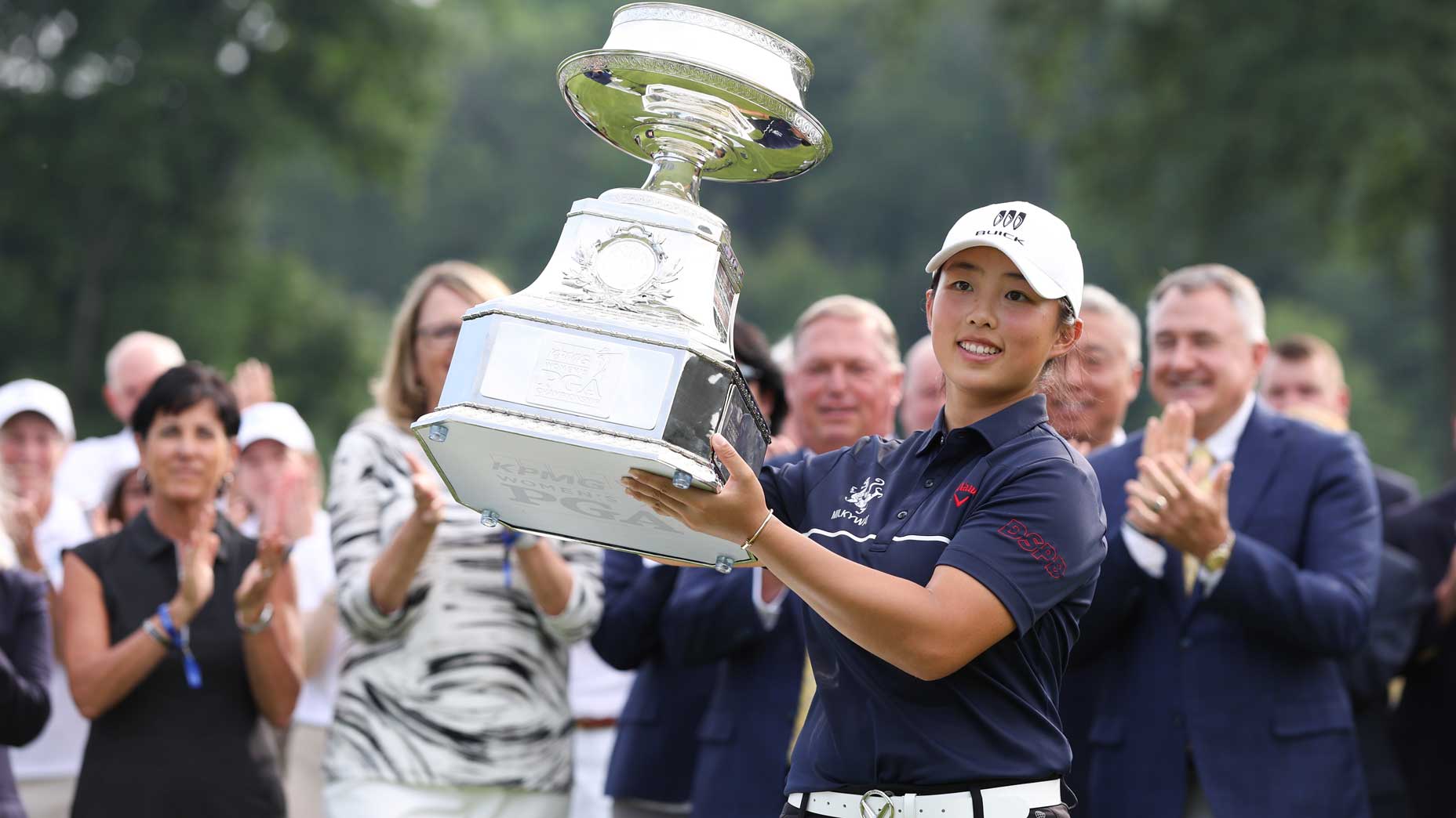 ruoning yin holds trophy