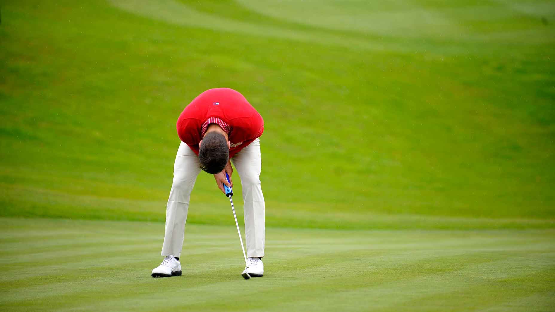 Dr. Izzy Justice, a neuroscientist who studies brain activity in golfers, shares his tips for managing pressure when hitting a par putt