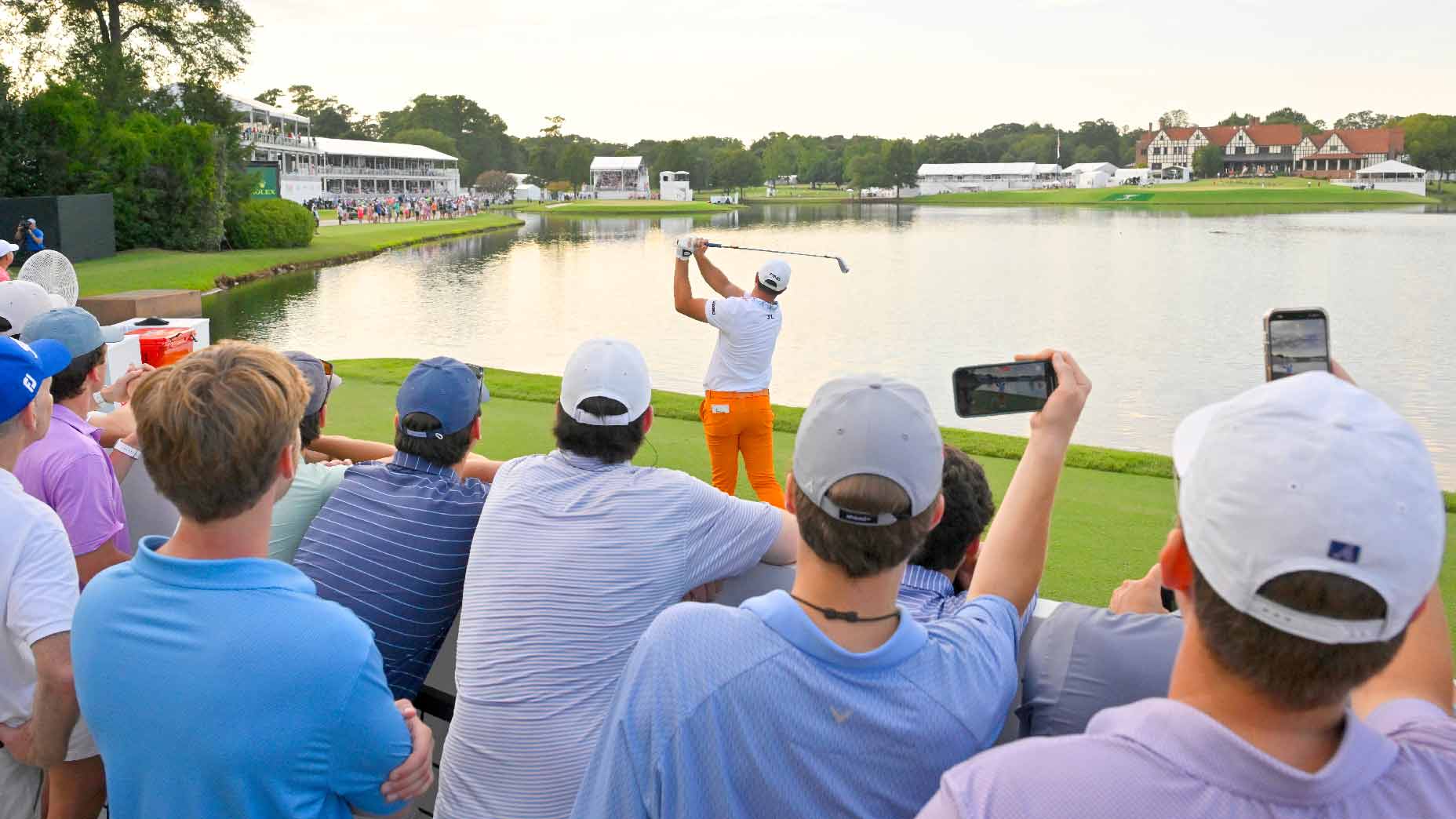 Fans watch Viktor Hovland hit tee shot at 2023 Tour Championship