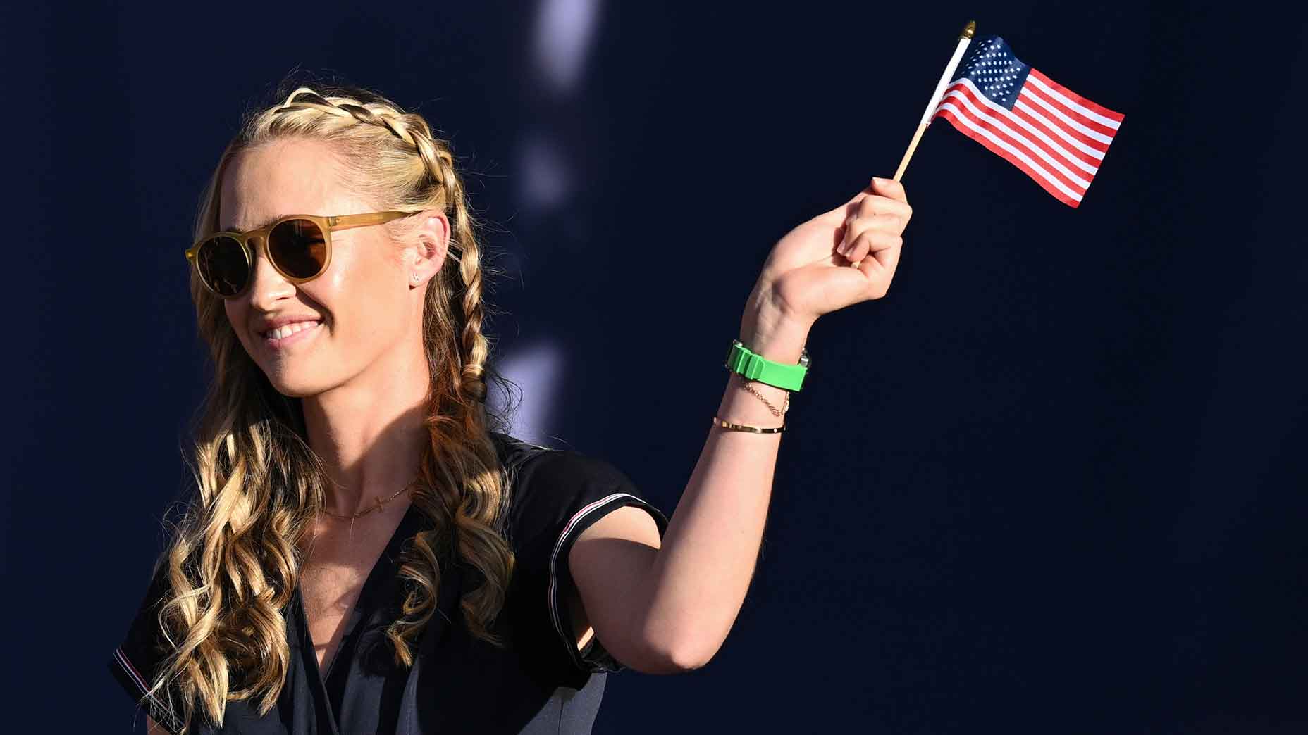 nelly korda waves flag