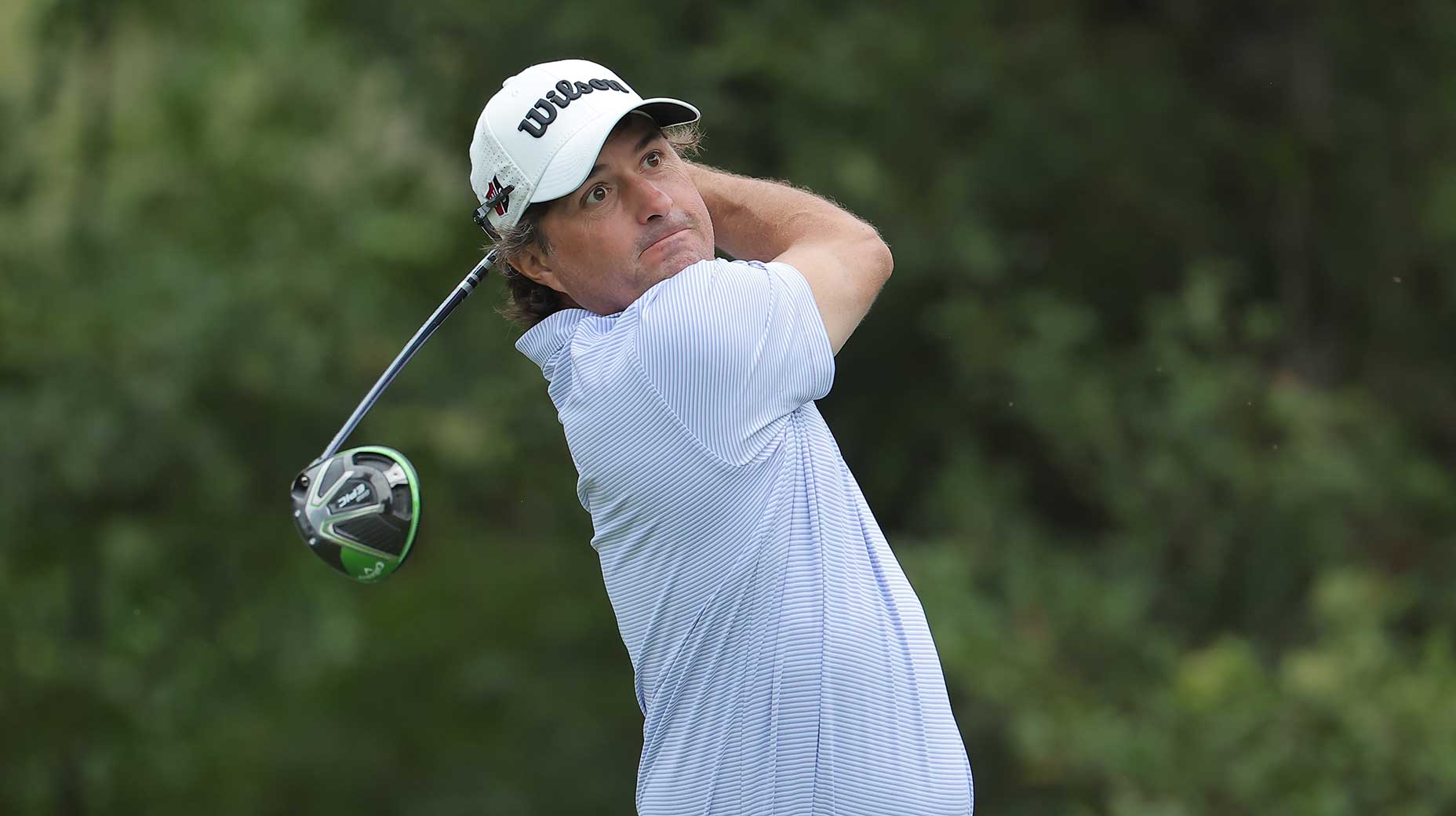 kevin kisner hits a shot