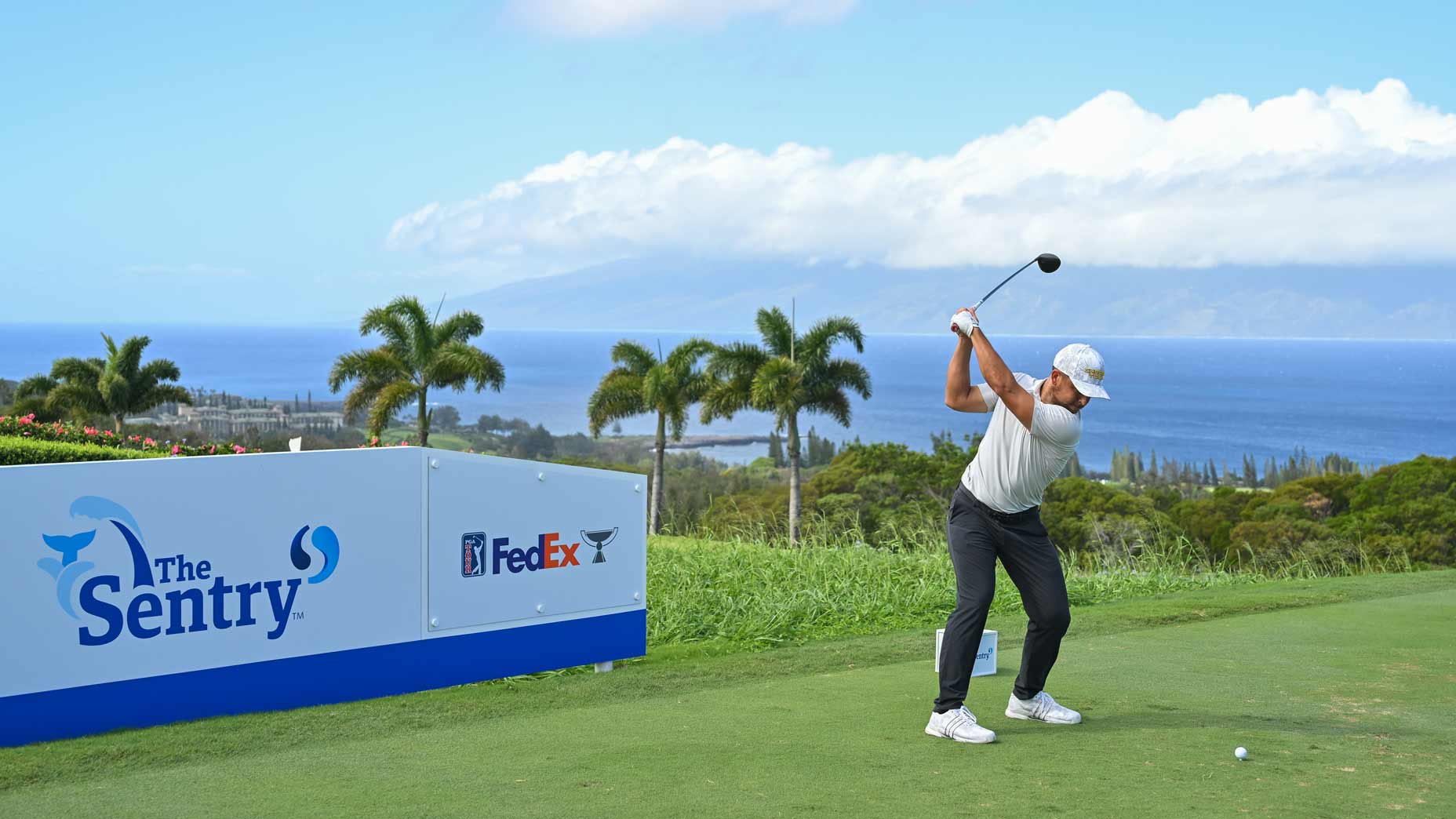 Xander Schuaffele hits a drive at the Sentry.