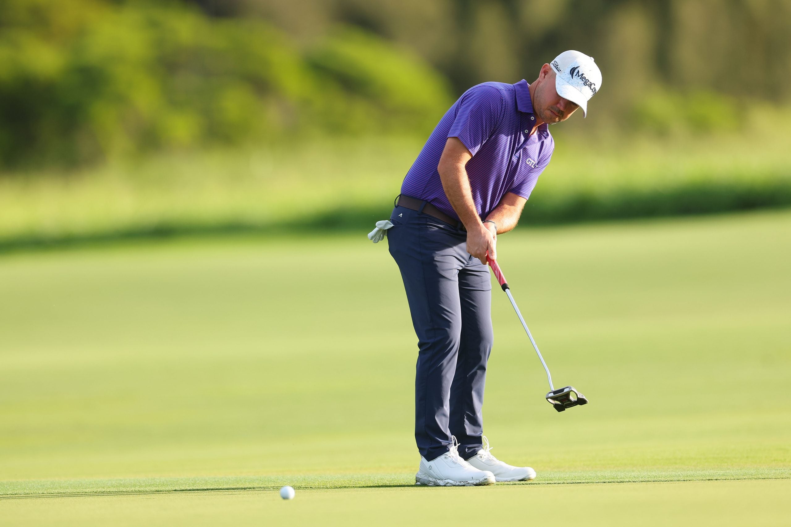 Brian Harman putting at the Sentry Tournament of Champions