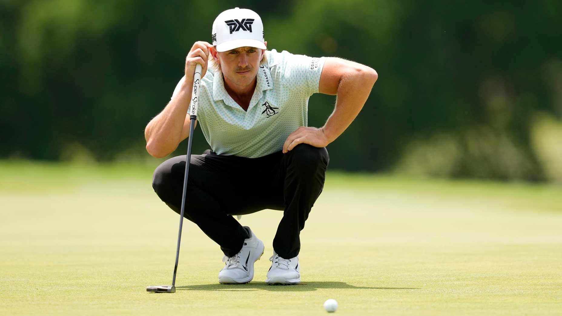 Jake Knapp lines up a putt.