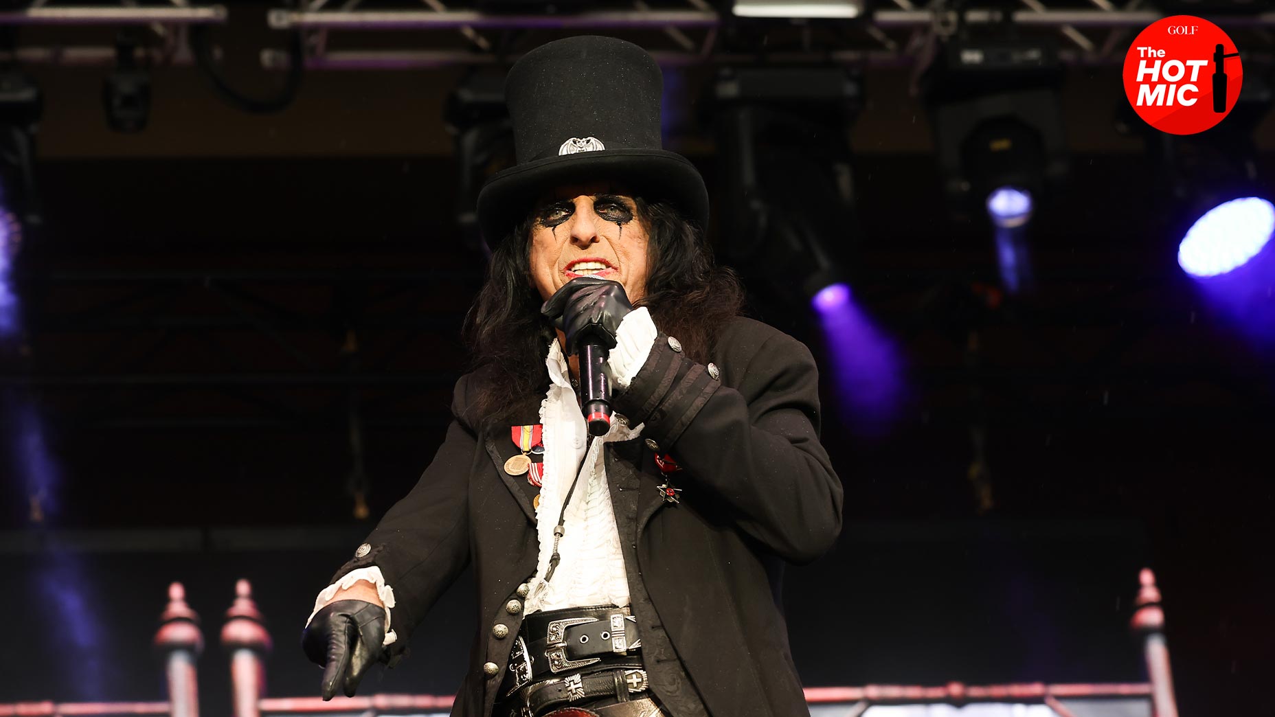 alice cooper sings in top hat at concert